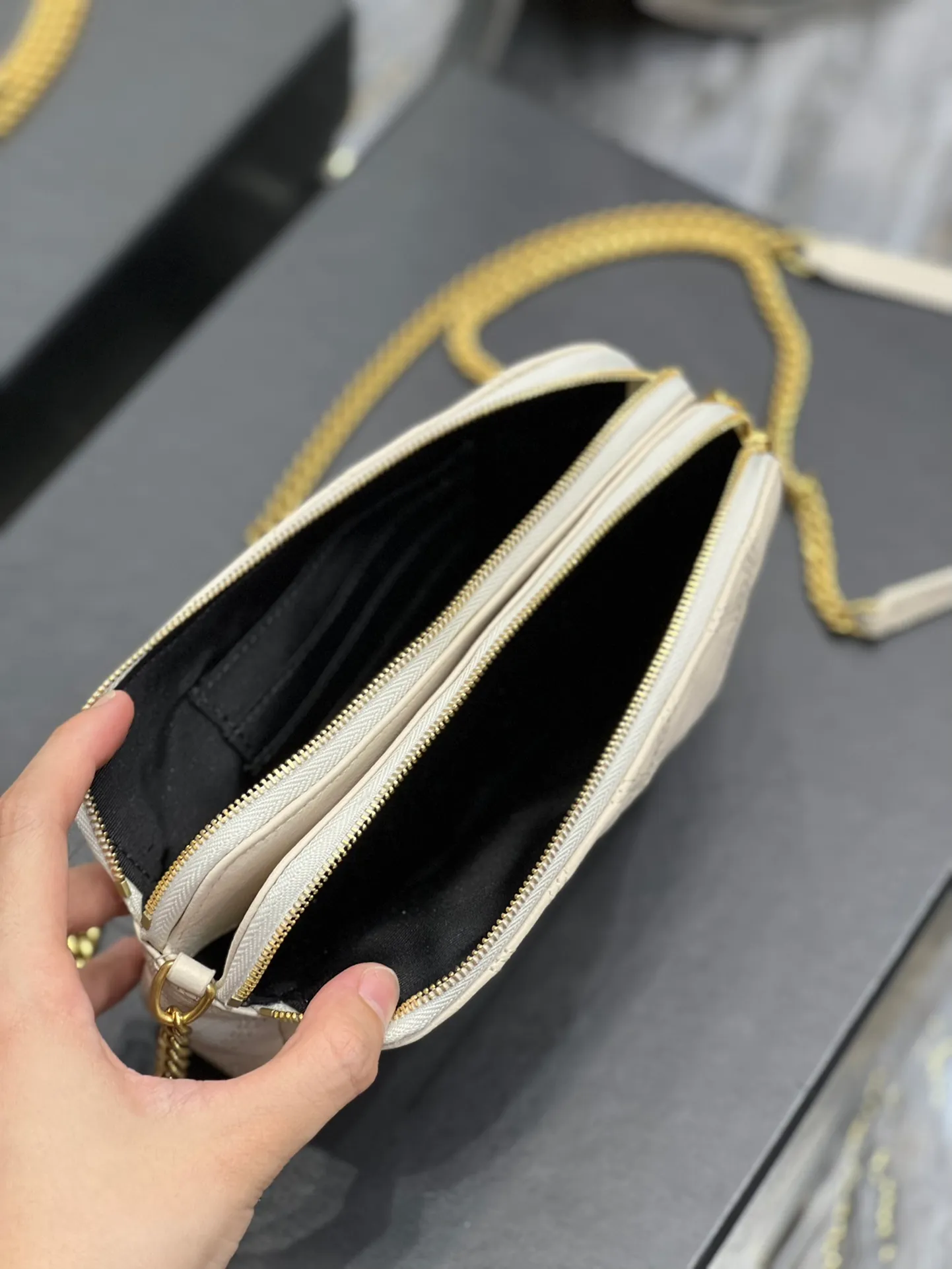 The latest BECKY diamond-shaped quilted double zipper clutch bag in the counter is made of original lambskin with a very delicate feel. It is matched with diamond-shaped quilting patterns and simple iconic logos. It is classic and versatile! The double zipper design is convenient for sorting and storing. The bag is quite light in weight and large enough to accommodate various types of mobile phones. It has 4 card slots inside, one for mobile phones and one for cards and sundries. You don’t even need to buy a card holder to use it and its performance is amazing! p1360 Size: 19x11x5cm Model: 608941