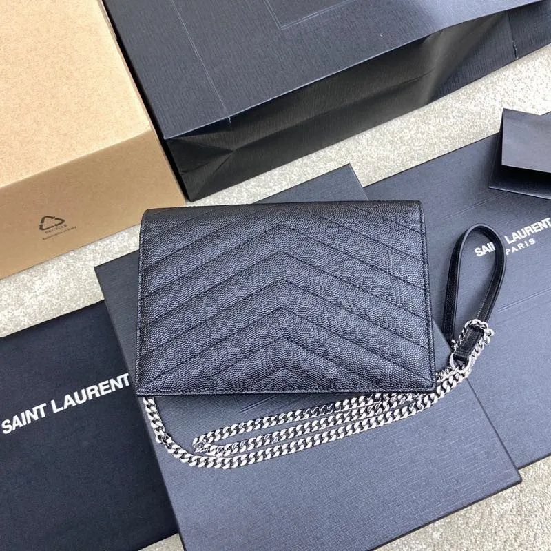 Black ball leather/white steel 🌈woc small envelope bag original leather version👍 Speaking of envelope bags, this one from the Y family must have a name! The entire bag is made of original caviar cowhide, with a three-dimensional shape and a comfortable feel! The detachable shoulder strap design enriches the versatility of the bag. The shoulder strap can be removed and used directly as a handbag & evening bag. It has multiple built-in card slots, which is extremely practical. You can bring your mobile phone and cards with you when you go out, and it can take you around the world easily‼ ️20210550 Model: 441974 [original leather] Size: 19*11.5*4cm