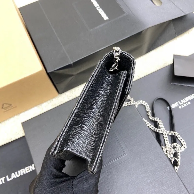 Black ball leather/white steel 🌈woc small envelope bag original leather version👍 Speaking of envelope bags, this one from the Y family must have a name! The entire bag is made of original caviar cowhide, with a three-dimensional shape and a comfortable feel! The detachable shoulder strap design enriches the versatility of the bag. The shoulder strap can be removed and used directly as a handbag & evening bag. It has multiple built-in card slots, which is extremely practical. You can bring your mobile phone and cards with you when you go out, and it can take you around the world easily‼ ️20210550 Model: 441974 [original leather] Size: 19*11.5*4cm