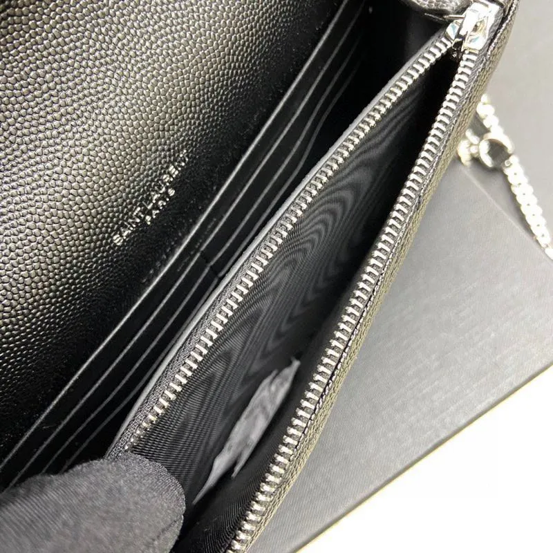Black ball leather/white steel 🌈woc small envelope bag original leather version👍 Speaking of envelope bags, this one from the Y family must have a name! The entire bag is made of original caviar cowhide, with a three-dimensional shape and a comfortable feel! The detachable shoulder strap design enriches the versatility of the bag. The shoulder strap can be removed and used directly as a handbag & evening bag. It has multiple built-in card slots, which is extremely practical. You can bring your mobile phone and cards with you when you go out, and it can take you around the world easily‼ ️20210550 Model: 441974 [original leather] Size: 19*11.5*4cm
