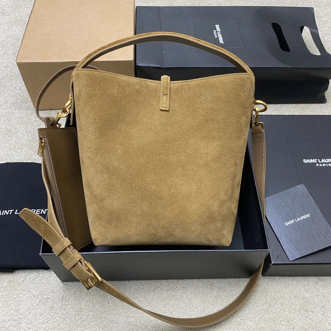 💰1960 Gold Leaf Brown/Ancient Gold 🌈LE 5À7 series new large and super good-looking bucket bag with handle_New bag type, made of Italian calfskin, the bag has a simple and three-dimensional outline, looks stiff but not too sharp, with a metal foot nail at the bottom, and a plug-in buckle with a classic iconic metal logo, giving the overall look a unique temperament that is both classic and elegant, yet very fashionable and modern! 20240990 Model: 742828 [original leather] Size: 25×20×12cm