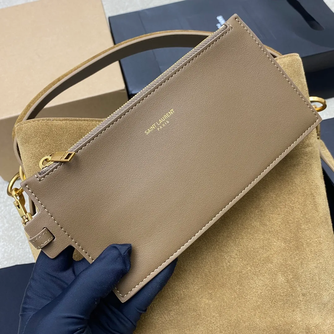 💰1960 Gold Leaf Brown/Ancient Gold 🌈LE 5À7 series new large and super good-looking bucket bag with handle_New bag type, made of Italian calfskin, the bag has a simple and three-dimensional outline, looks stiff but not too sharp, with a metal foot nail at the bottom, and a plug-in buckle with a classic iconic metal logo, giving the overall look a unique temperament that is both classic and elegant, yet very fashionable and modern! 20240990 Model: 742828 [original leather] Size: 25×20×12cm