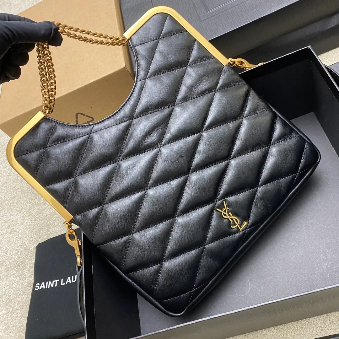 💰1900 black sheepskin/antique gold 🌈2013 new sheepskin metal flap bag, new sheepskin quilted bag full of retro design, two-way zipper F R A M E handbag, with diamond quilting and metal Le CASSANDRE! Features chain top handles, fold-down top and detachable shoulder strap! Sheepskin texture, delicate feel, full of high-end feel! 20230950 Style number: 754001 [original leather] Size: 26x26.5x5