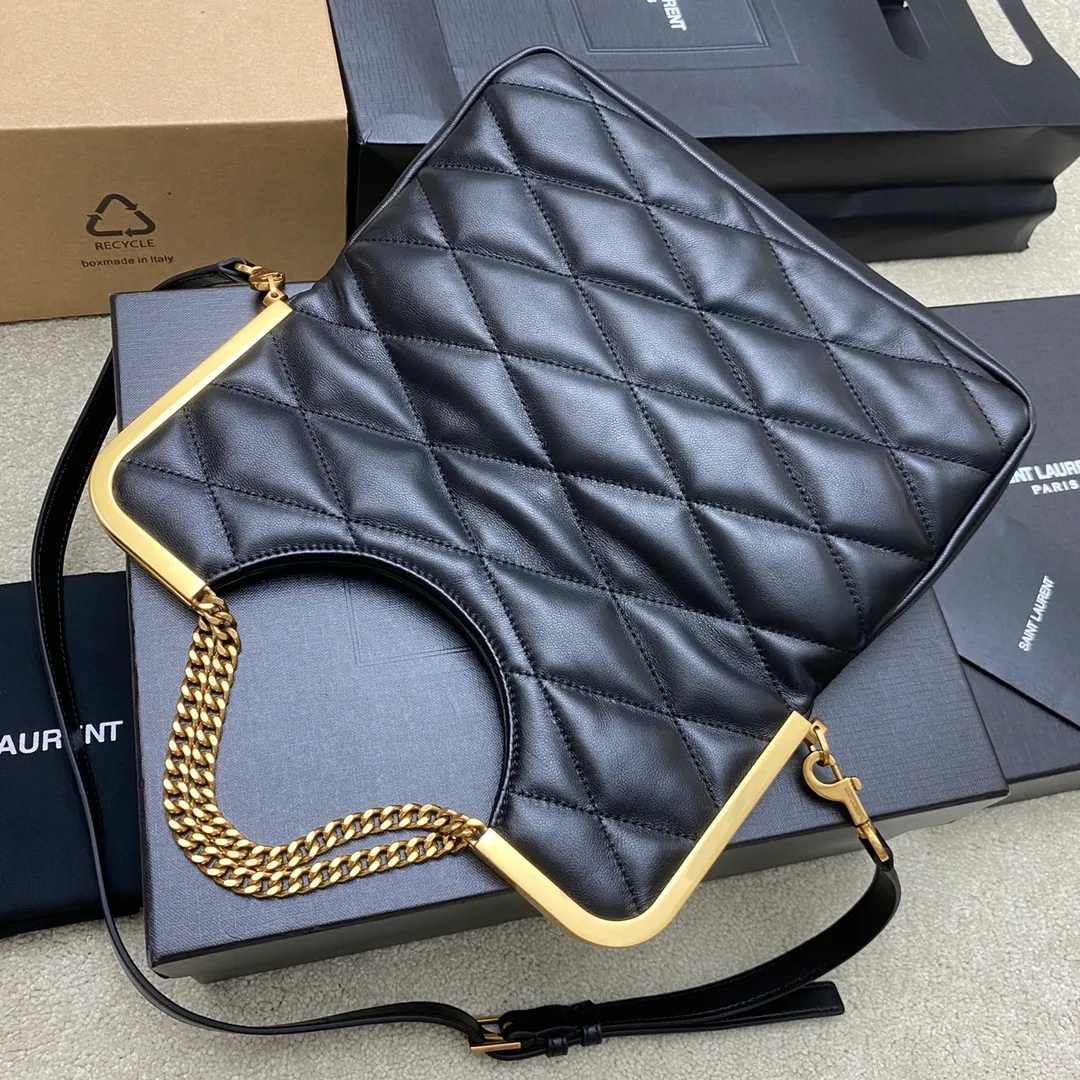 💰1900 black sheepskin/antique gold 🌈2013 new sheepskin metal flap bag, new sheepskin quilted bag full of retro design, two-way zipper F R A M E handbag, with diamond quilting and metal Le CASSANDRE! Features chain top handles, fold-down top and detachable shoulder strap! Sheepskin texture, delicate feel, full of high-end feel! 20230950 Style number: 754001 [original leather] Size: 26x26.5x5