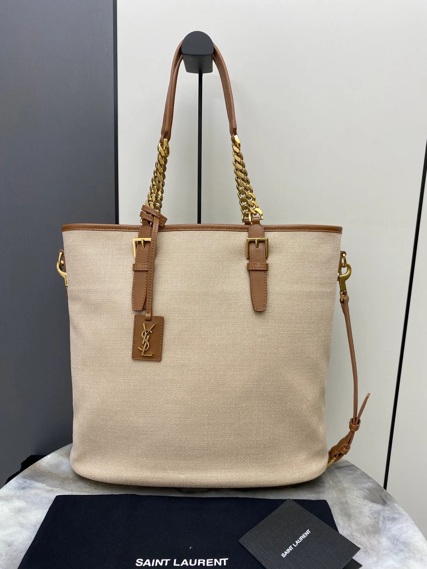 💰1760 Canvas Brown/Antique Gold 🌈Y’s latest canvas tote bag, made of brown cowhide + canvas with iconic logo, simple yet elegant style! It can be formal or casual👑The capacity is very considerable and can easily accommodate a laptop and daily needs. The leather handle and long shoulder strap allow for a variety of carrying methods, which is very practical😎20240880 Model: 781302 [Original leather] Size: 36x15x38cm [Only one size without packaging]