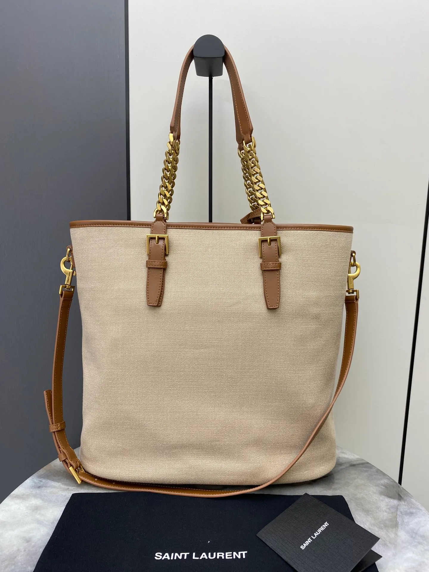 💰1760 Canvas Brown/Antique Gold 🌈Y’s latest canvas tote bag, made of brown cowhide + canvas with iconic logo, simple yet elegant style! It can be formal or casual👑The capacity is very considerable and can easily accommodate a laptop and daily needs. The leather handle and long shoulder strap allow for a variety of carrying methods, which is very practical😎20240880 Model: 781302 [Original leather] Size: 36x15x38cm [Only one size without packaging]