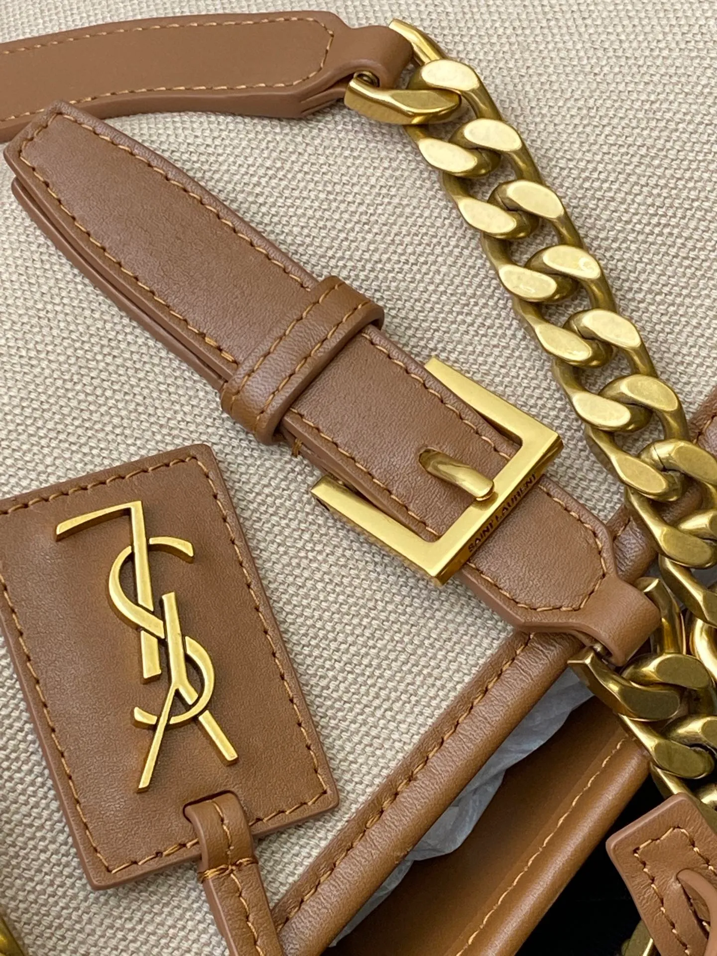 💰1760 Canvas Brown/Antique Gold 🌈Y’s latest canvas tote bag, made of brown cowhide + canvas with iconic logo, simple yet elegant style! It can be formal or casual👑The capacity is very considerable and can easily accommodate a laptop and daily needs. The leather handle and long shoulder strap allow for a variety of carrying methods, which is very practical😎20240880 Model: 781302 [Original leather] Size: 36x15x38cm [Only one size without packaging]