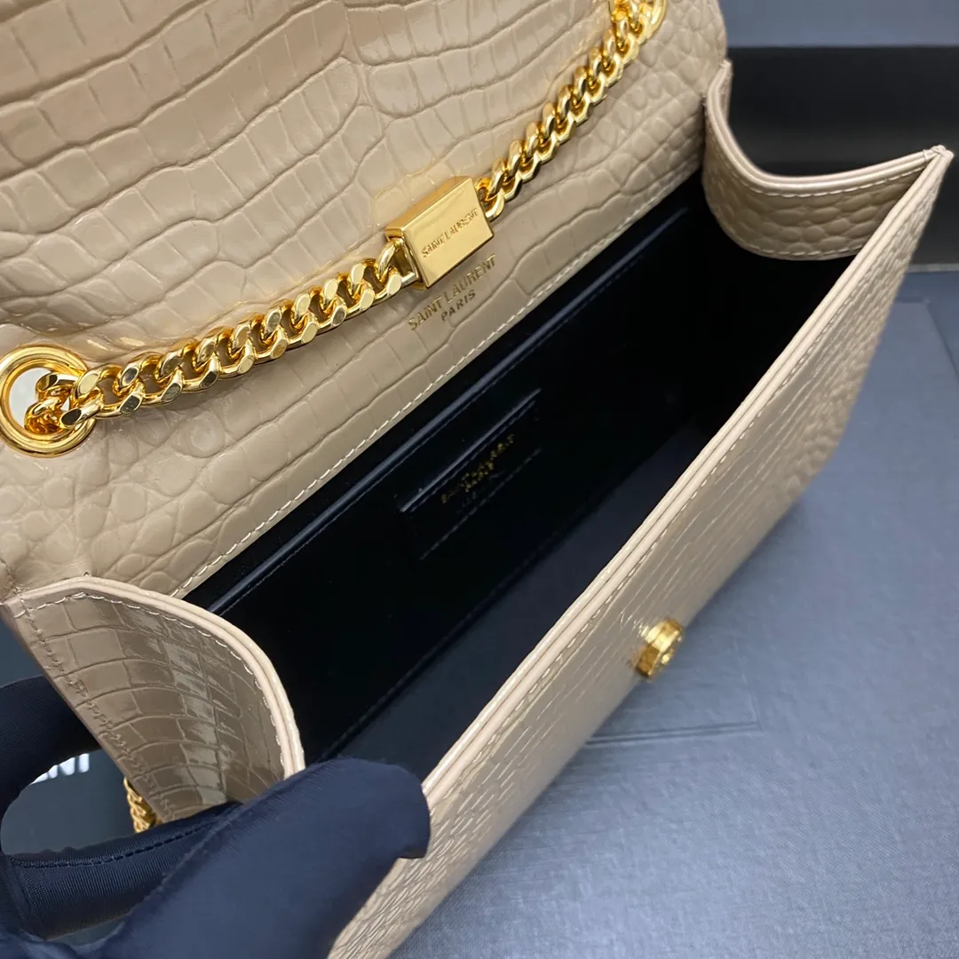 💰1260 Milk Tea Crocodile/Gold 🌈𝑲𝒂𝒕𝒆 KATE～South African leather, the original leather version of the classic crossbody chain bag is newly available! Made of the highest grade original cowhide, it feels as delicate and smooth as touching the skin; the original mold is made to customize high-quality hardware; there is a compartment card holder inside the bag for easy storage of cards, but there are no extra compartments, so you can use it as you like! Flawless workmanship, absolutely comparable to the original product! 20230630 Model: 377628 [original leather] Size: 20x12x5cm