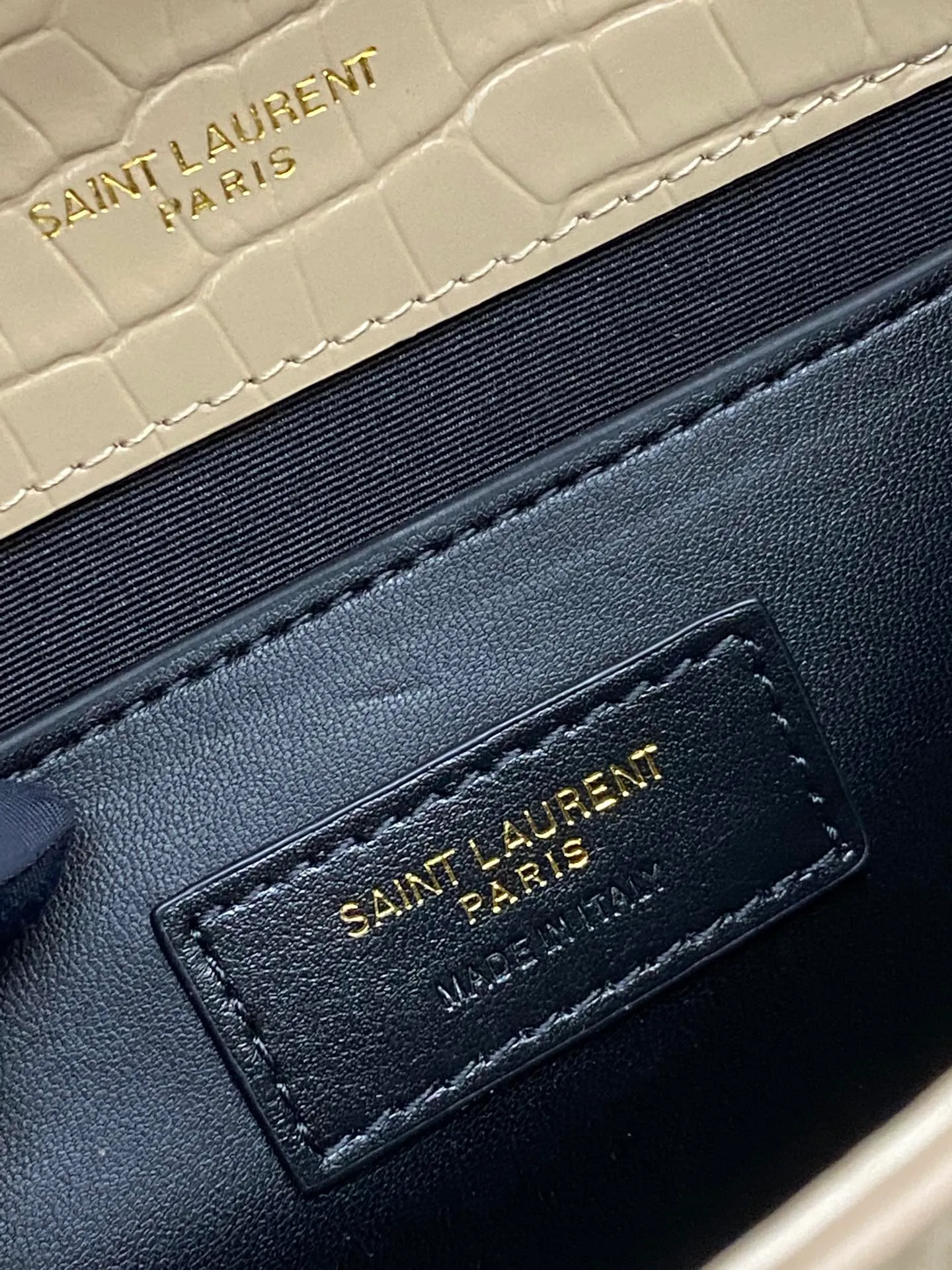💰1260 Milk Tea Crocodile/Gold 🌈𝑲𝒂𝒕𝒆 KATE～South African leather, the original leather version of the classic crossbody chain bag is newly available! Made of the highest grade original cowhide, it feels as delicate and smooth as touching the skin; the original mold is made to customize high-quality hardware; there is a compartment card holder inside the bag for easy storage of cards, but there are no extra compartments, so you can use it as you like! Flawless workmanship, absolutely comparable to the original product! 20230630 Model: 377628 [original leather] Size: 20x12x5cm