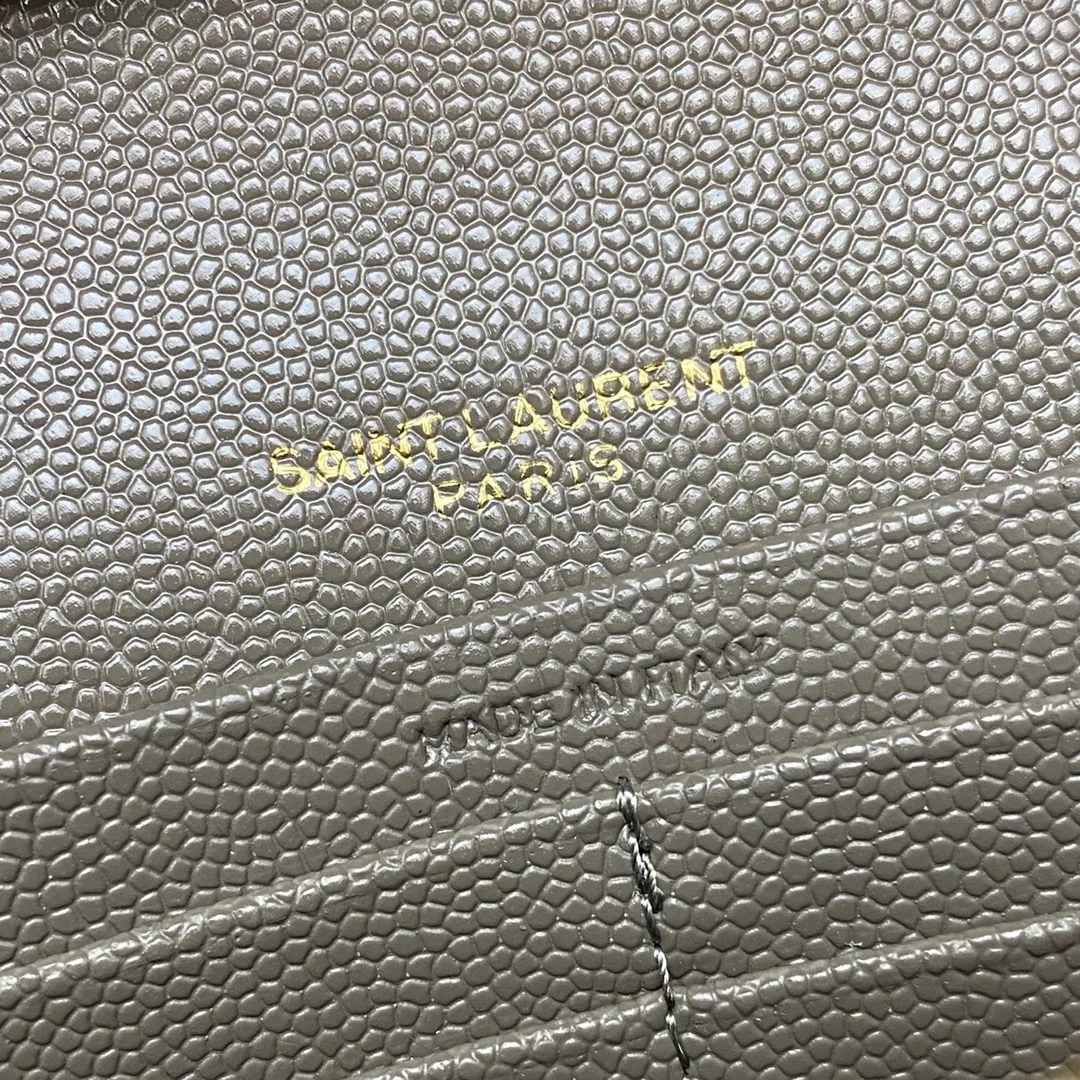 Ball pattern gray/gold buckle 🌈MONOGRAM caviar pattern original leather version envelope bag 👍A super practical small bag, the most classic style 👏100% original cowhide with fine handcrafting; customized metal Y family logo highlights personality; flip-top design ensures safety of use; small bag has large capacity, with 20 card slots, two banknote compartments, two central compartments, and an inner zipper bag to hold everything‼ ️20210630 Model: 360452 [original leather] Size: 22.5*14*4cm
