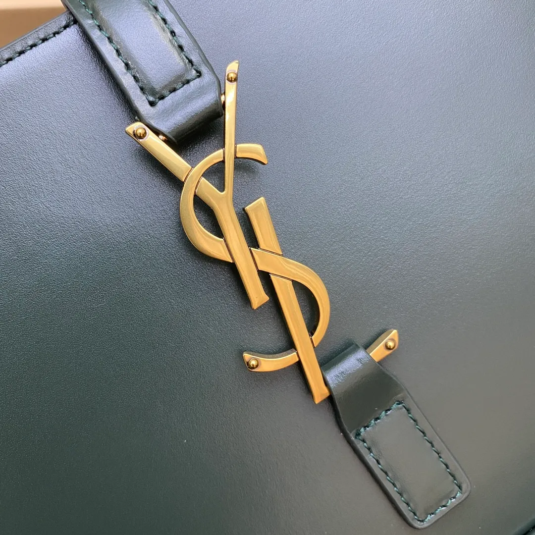Green plain weave/gold buckle 🌈2022 spring and summer new armpit bag 🔥One of this year's treasure bags 👍Minimalist shape + metal logo buckle opening and closing design Adjustable shoulder strap Simple, beautiful and high-end feeling The bag is light and easy to match The wife's beautiful l bag has sufficient capacity 💋20210680 Model: 657228 [Original leather] Size: 24.5*14*6cm