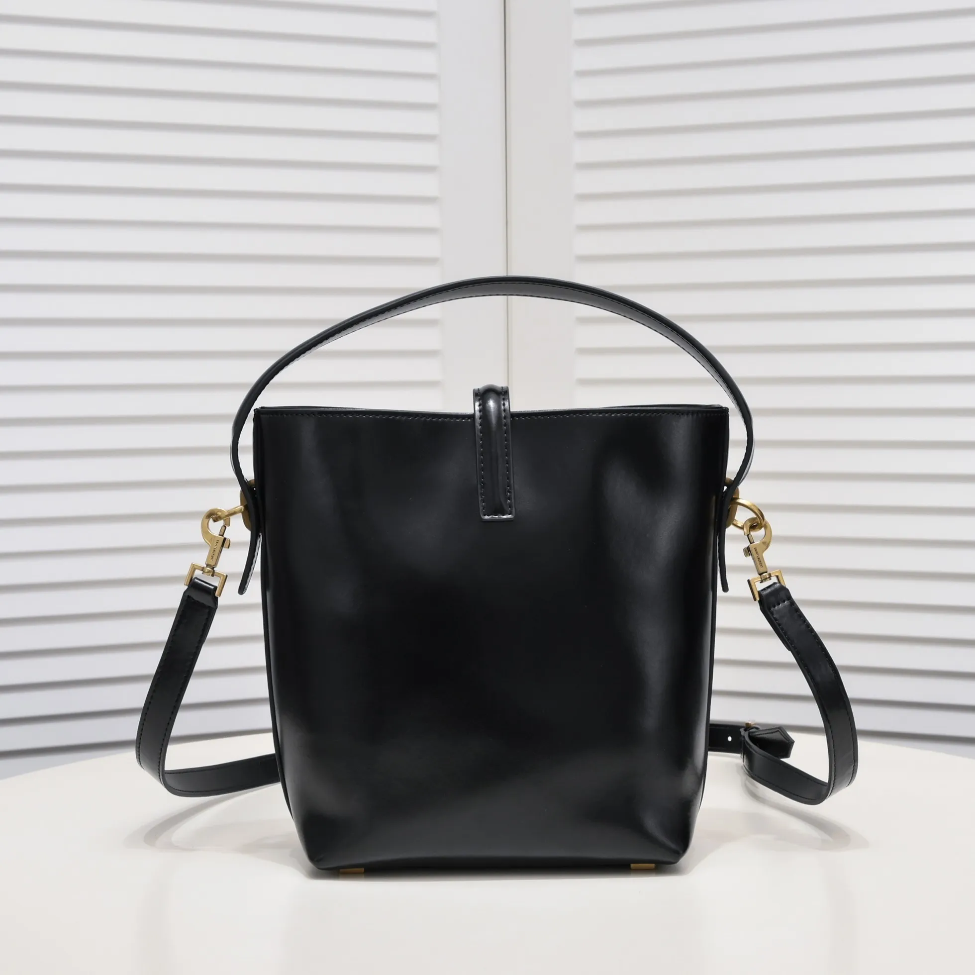 💰440￥YSL Saint Laurent shopping bag. I really have to admire that "she" is really beautiful. A must-have for street style beauties/street stylers, a must-have for fashionable women. New design, new fabric interpretation, new matte deerskin grained cowhide, great feel and texture. This chartered car has many lines. Our family pursues even alignment, super classy design, sufficient capacity, and a zippered secret pocket inside! .F It is ok to match various clothes or attend various occasions). Speed. Come get one. Highly recommended! Size: 25*21*10cm Coding: 8024