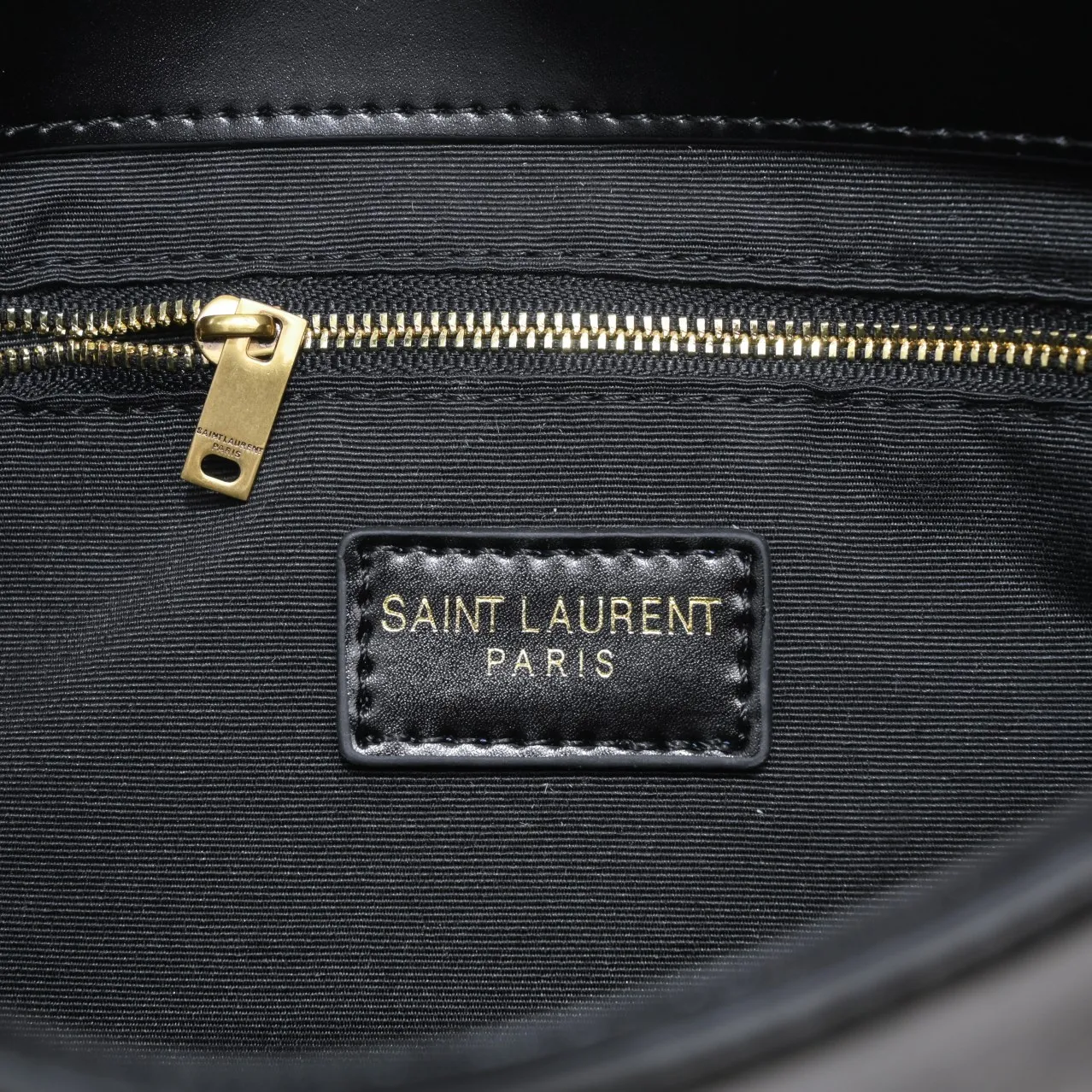 💰440￥YSL Saint Laurent shopping bag. I really have to admire that "she" is really beautiful. A must-have for street style beauties/street stylers, a must-have for fashionable women. New design, new fabric interpretation, new matte deerskin grained cowhide, great feel and texture. This chartered car has many lines. Our family pursues even alignment, super classy design, sufficient capacity, and a zippered secret pocket inside! .F It is ok to match various clothes or attend various occasions). Speed. Come get one. Highly recommended! Size: 25*21*10cm Coding: 8024
