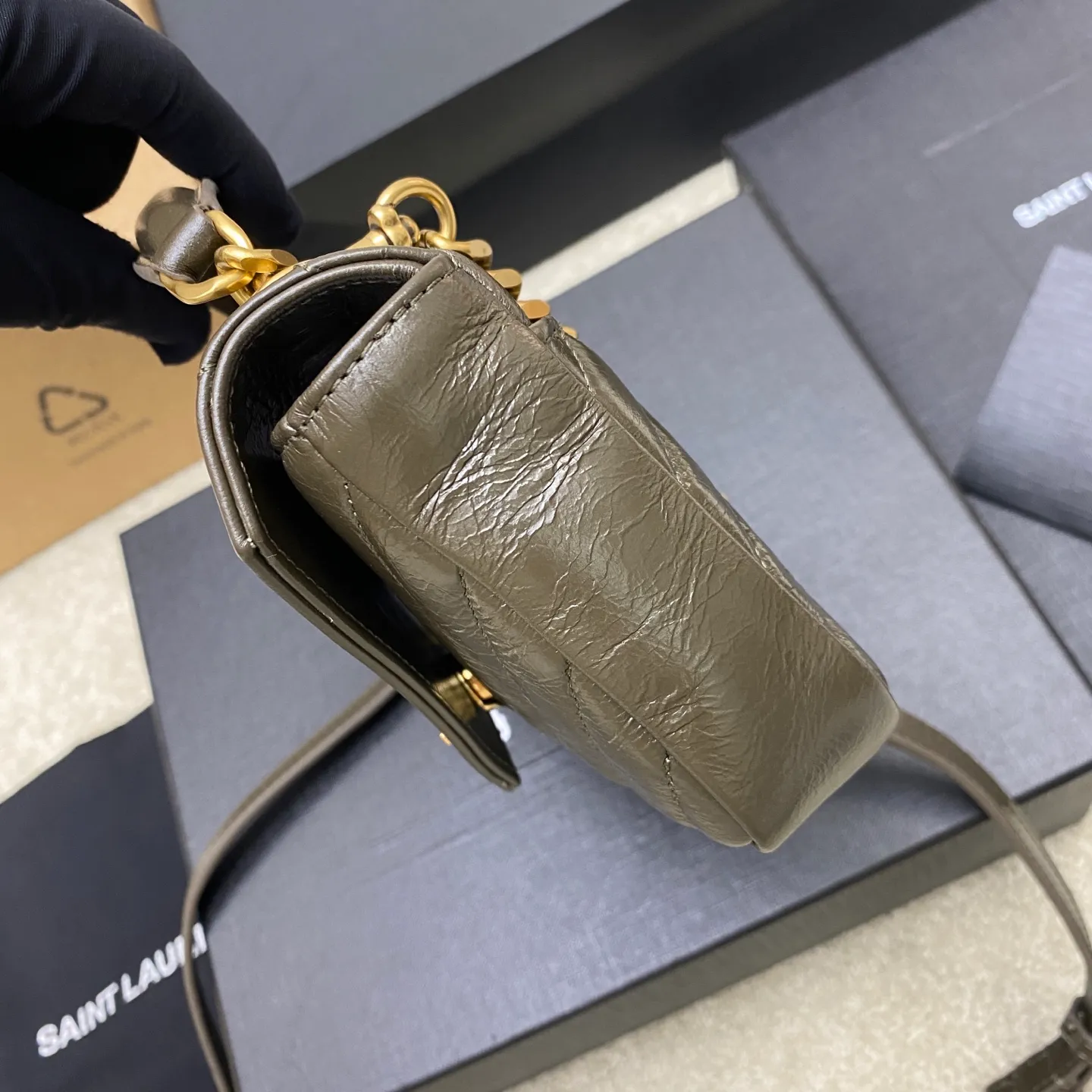Green wax leather/antique gold 🌈The new College glossy crackle mini messenger bag😘The multi-functional item is equipped with a top handle and a detachable leather spliced ​​chain long shoulder strap. It is classic and more casual. With various concave shapes, it is recommended to be a must-have! The retro waxed leather is really super nice👍20230690 Style number: 779430 [original leather] Size: 20x13x3cm