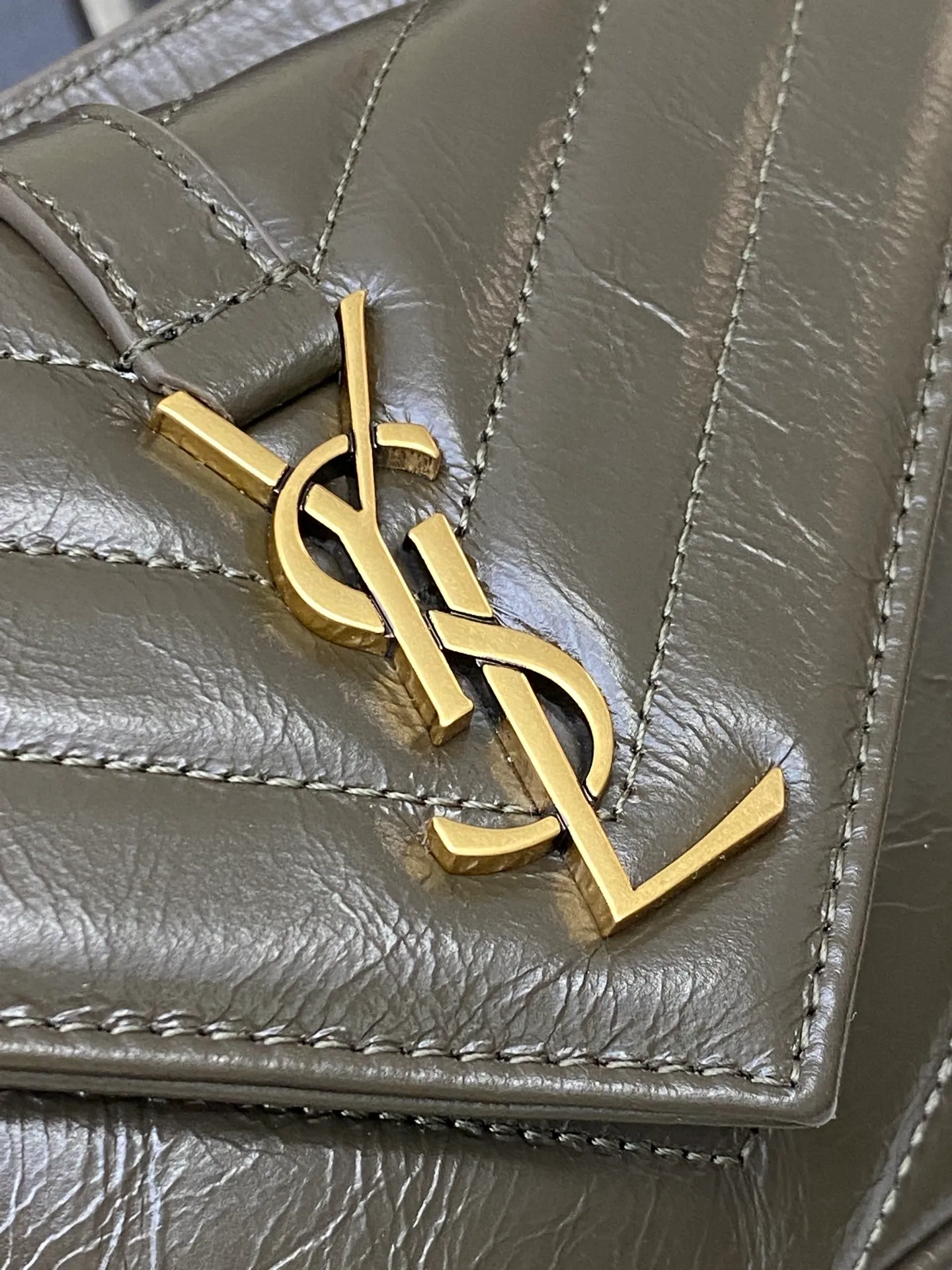 Green wax leather/antique gold 🌈The new College glossy crackle mini messenger bag😘The multi-functional item is equipped with a top handle and a detachable leather spliced ​​chain long shoulder strap. It is classic and more casual. With various concave shapes, it is recommended to be a must-have! The retro waxed leather is really super nice👍20230690 Style number: 779430 [original leather] Size: 20x13x3cm