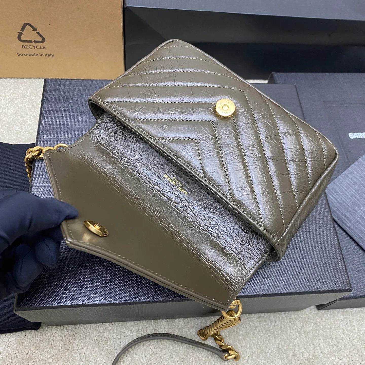 Green wax leather/antique gold 🌈The new College glossy crackle mini messenger bag😘The multi-functional item is equipped with a top handle and a detachable leather spliced ​​chain long shoulder strap. It is classic and more casual. With various concave shapes, it is recommended to be a must-have! The retro waxed leather is really super nice👍20230690 Style number: 779430 [original leather] Size: 20x13x3cm