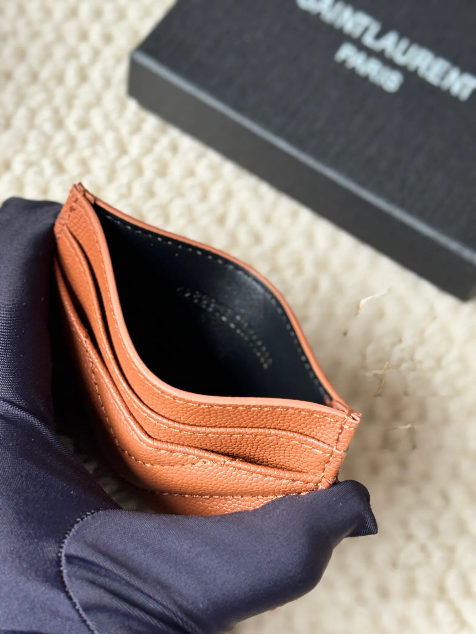 💰100 ysl Yves Saint Laurent's most classic genuine card bag, with sheepskin microfiber lining, jacquard embossed stitching sheepskin credit card holder, metal interlocking YSL logo original single-pair hardware, copied details Style number: 423291 Size: 10.5×7.5×0.5cm