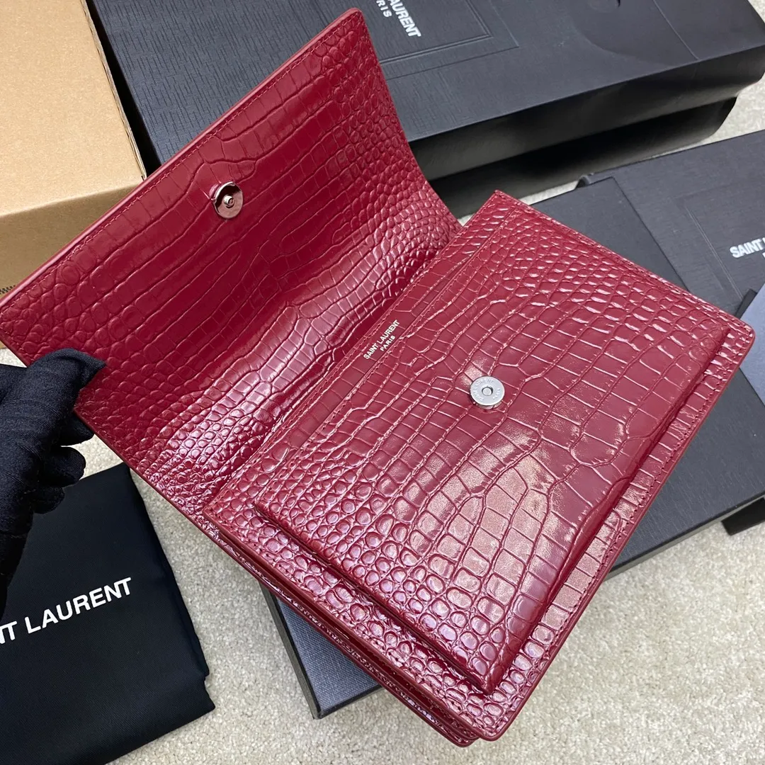 Burgundy crocodile pattern/white steel 🌈𝑺𝒖𝒏𝒔𝒆𝒕 𝟮𝟮𝒄𝒎#Classic luxurious crocodile pattern sunset bag original leather version! Friends who like crocodile pattern bags cannot miss this one! High-quality genuine leather, genuine mold-opening hardware, pursuing every detail, striving to be infinitely close to ZP👍20210750 Size: 22x8x16cm Model: 442906 [Original leather]