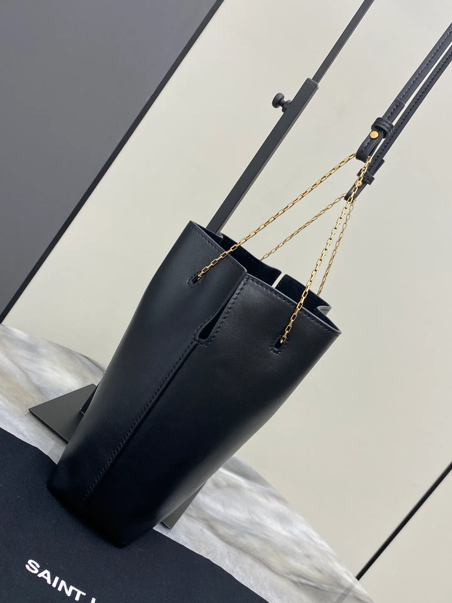 💰1500 black sheepskin/antique gold 🌈Y family’s new POCHON lambskin handbag small bucket bag! The soft lambskin material has a delicate feel. Decorated with the CASSANDRE logo! This lightweight handbag can be carried by hand with the exquisite chain, or carried on the shoulder with the detachable leather shoulder strap~ This small bucket bag has a high-end design and a different feeling! Leather lining Bronze accessories Drawstring closure One flat bag 👑20240750 Shoulder strap length 46cm Model: 801070 [original leather] Size: 20x24x3cm