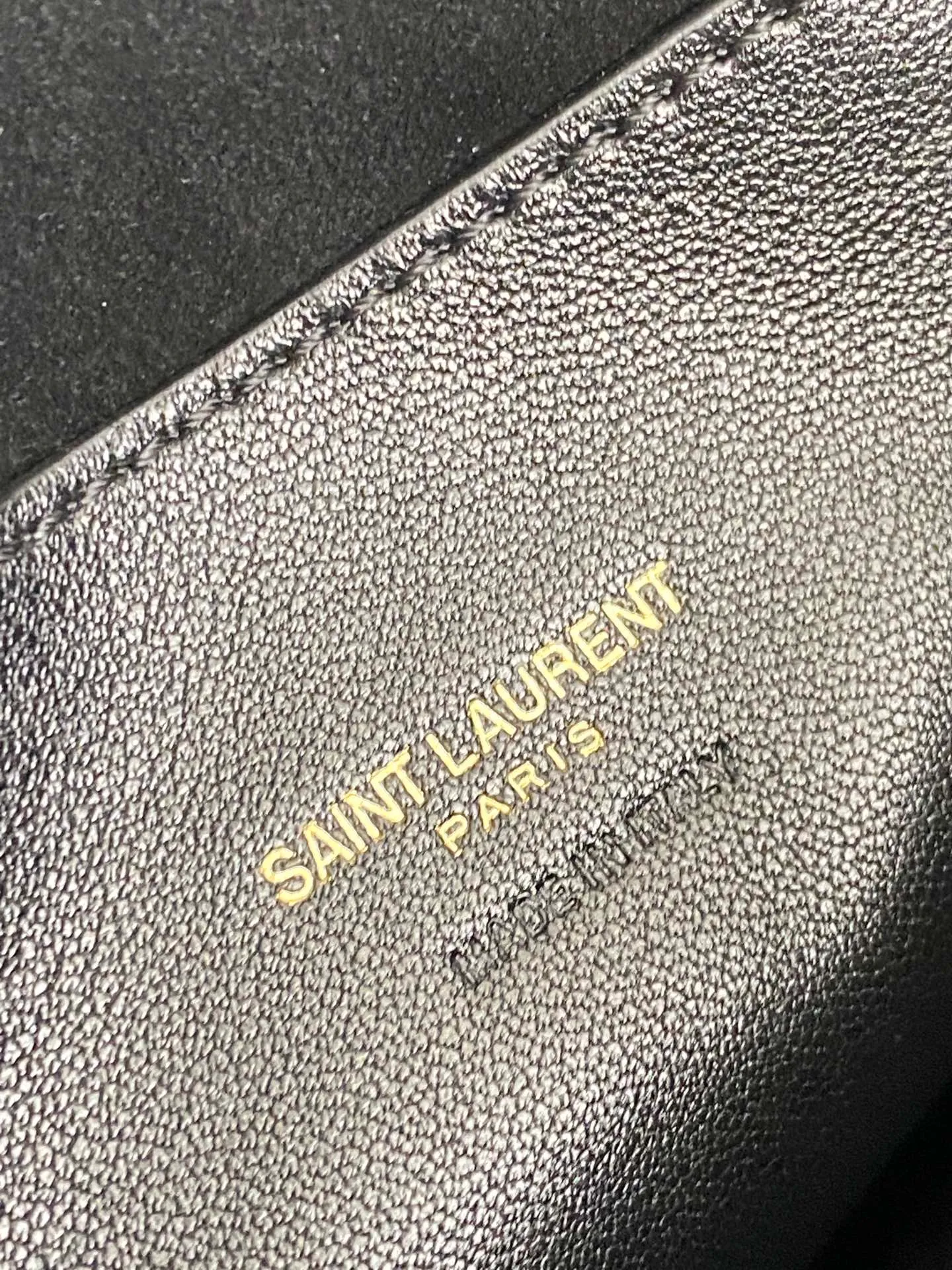 💰1500 black sheepskin/antique gold 🌈Y family’s new POCHON lambskin handbag small bucket bag! The soft lambskin material has a delicate feel. Decorated with the CASSANDRE logo! This lightweight handbag can be carried by hand with the exquisite chain, or carried on the shoulder with the detachable leather shoulder strap~ This small bucket bag has a high-end design and a different feeling! Leather lining Bronze accessories Drawstring closure One flat bag 👑20240750 Shoulder strap length 46cm Model: 801070 [original leather] Size: 20x24x3cm