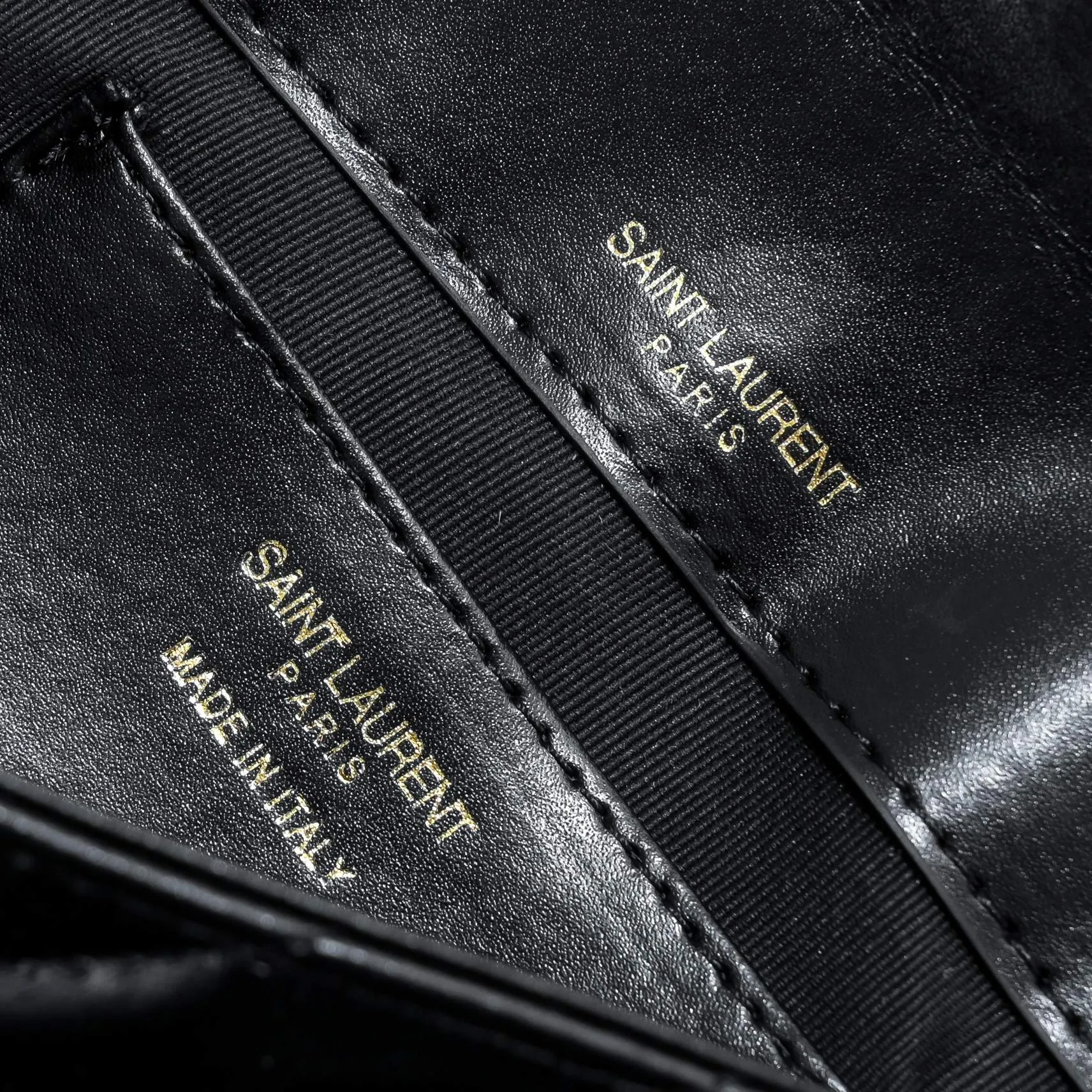 💰400￥YSL-2024 Mini Small Waste Bag Ten Thousand Years Messenger Bag, a hot and popular style, a street photography artifact, the first choice style of many celebrities and Hollywood goddesses, it looks good no matter how you wear it, and it doesn’t feel out of place. It looks casual and handsome when paired with casual wear, elegant and luxurious when paired with formal wear, a bag that can be carried on any occasion! ! This year’s it bag has to be you! Model: 8018 Size: 20-14-4.5cm