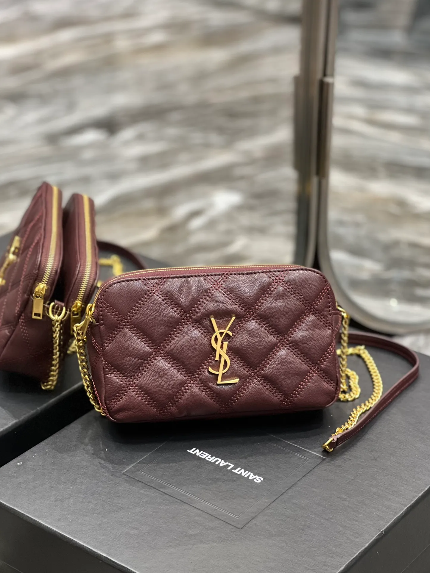 The latest BECKY diamond-shaped quilted double zipper clutch bag in the counter is made of original lambskin with a very delicate feel. It is matched with diamond-shaped quilting patterns and simple iconic logos. It is classic and versatile! The double zipper design is convenient for sorting and storing. The bag is quite light in weight and large enough to accommodate various types of mobile phones. It has 4 card slots inside, one for mobile phones and one for cards and sundries. You don’t even need to buy a card holder to use it and its performance is amazing! p1360 Size: 19x11x5cm Model: 608941