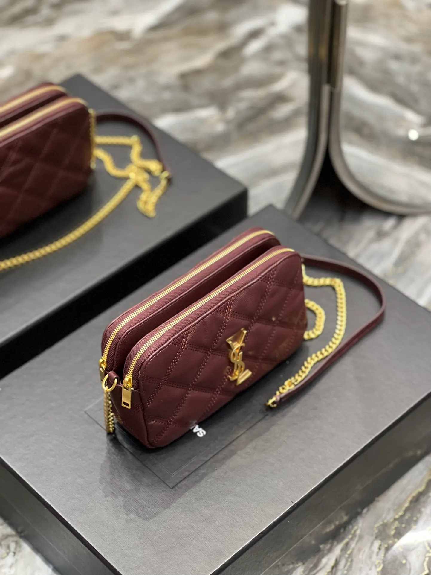 The latest BECKY diamond-shaped quilted double zipper clutch bag in the counter is made of original lambskin with a very delicate feel. It is matched with diamond-shaped quilting patterns and simple iconic logos. It is classic and versatile! The double zipper design is convenient for sorting and storing. The bag is quite light in weight and large enough to accommodate various types of mobile phones. It has 4 card slots inside, one for mobile phones and one for cards and sundries. You don’t even need to buy a card holder to use it and its performance is amazing! p1360 Size: 19x11x5cm Model: 608941