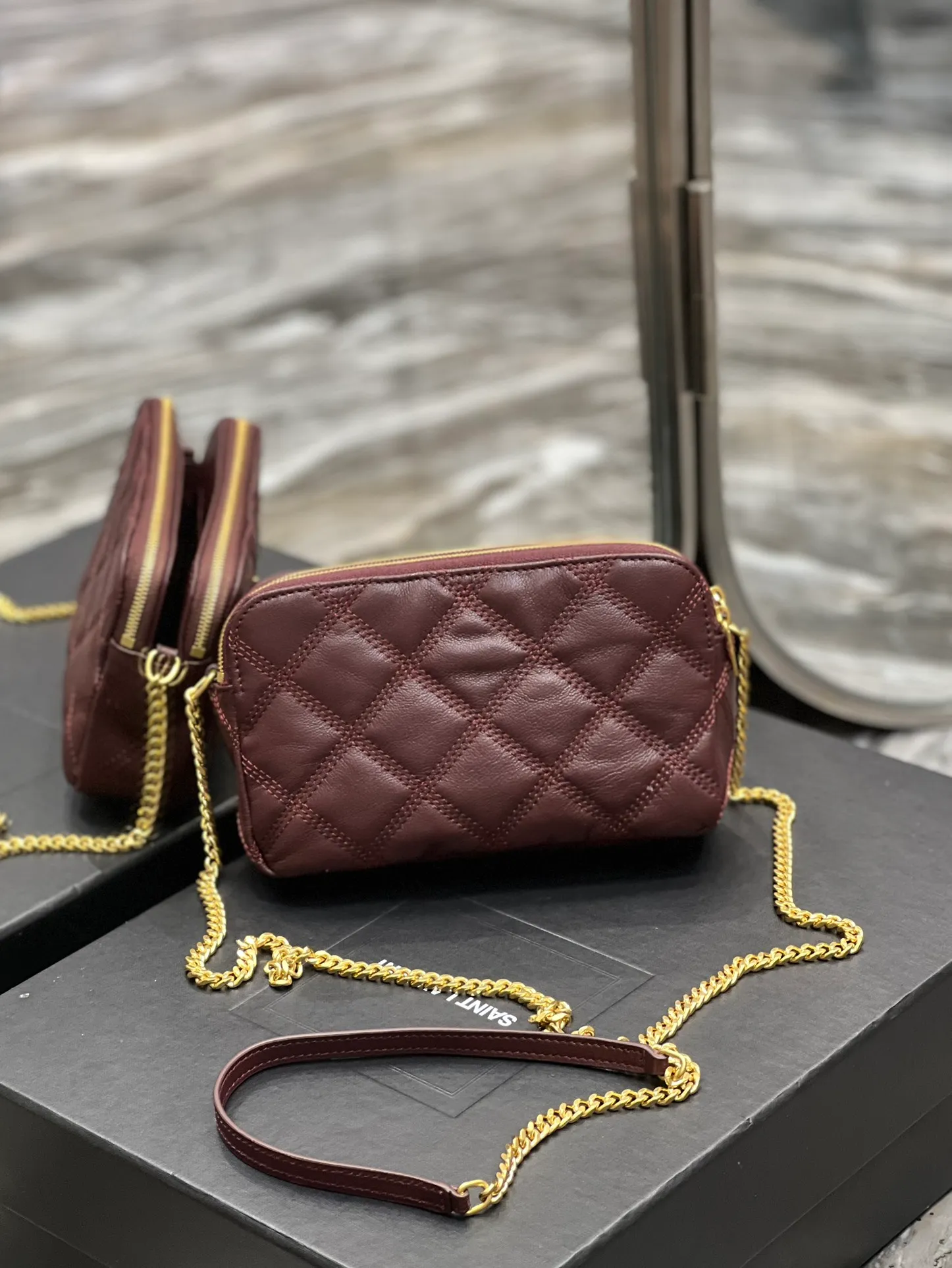 The latest BECKY diamond-shaped quilted double zipper clutch bag in the counter is made of original lambskin with a very delicate feel. It is matched with diamond-shaped quilting patterns and simple iconic logos. It is classic and versatile! The double zipper design is convenient for sorting and storing. The bag is quite light in weight and large enough to accommodate various types of mobile phones. It has 4 card slots inside, one for mobile phones and one for cards and sundries. You don’t even need to buy a card holder to use it and its performance is amazing! p1360 Size: 19x11x5cm Model: 608941
