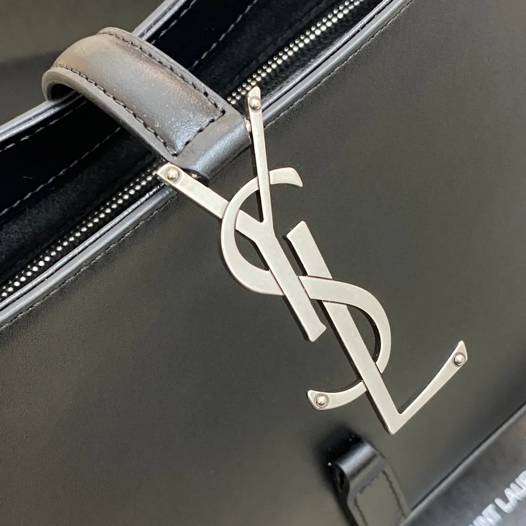 💰1360 Black plain/silver buckle 🌈2023 spring and summer new armpit bag Hobo bag! One of this year’s treasure bags👍Minimalist shape + metal logo buckle opening and closing design Adjustable shoulder straps Simple, beautiful and high-end feeling The bag is light and easy to match The wife is so beautiful l The bag has sufficient capacity💋20210680 Model: 657228 [Original leather] Size: 24.5*14*6cm