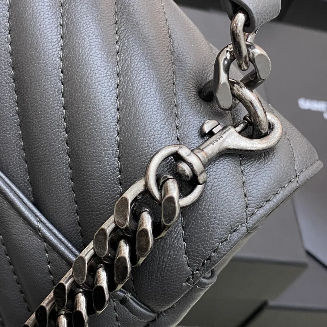 Dark gray goatskin/antique silver 🌈1000-year-old messenger bag, a street photography artifact 👍The preferred style of many celebrities and Hollywood goddesses. It looks good no matter how you wear it, and it doesn’t look out of place. It looks casual and handsome when paired with casual wear. It looks elegant and luxurious when paired with formal wear. It’s a bag that can be carried on any occasion! ! This year’s in bag must be you 😎20230750 Model: 392737 [original leather] Size: 24x17x6cm