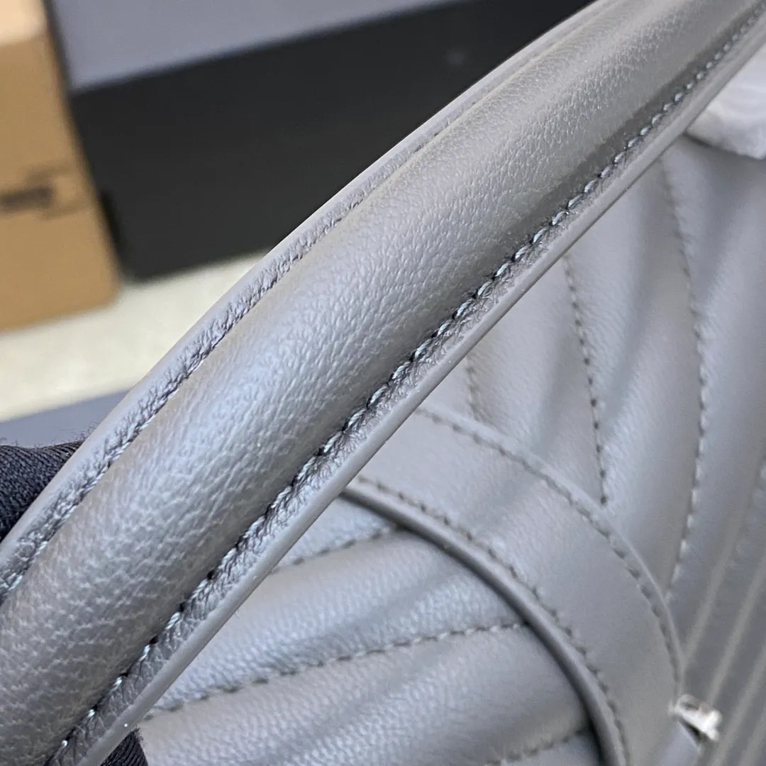 Dark gray goatskin/antique silver 🌈1000-year-old messenger bag, a street photography artifact 👍The preferred style of many celebrities and Hollywood goddesses. It looks good no matter how you wear it, and it doesn’t look out of place. It looks casual and handsome when paired with casual wear. It looks elegant and luxurious when paired with formal wear. It’s a bag that can be carried on any occasion! ! This year’s in bag must be you 😎20230750 Model: 392737 [original leather] Size: 24x17x6cm