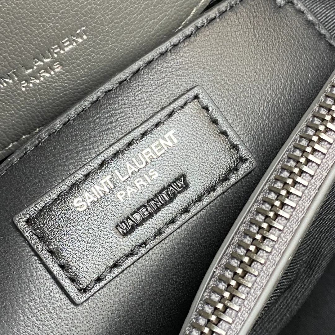 Dark gray goatskin/antique silver 🌈1000-year-old messenger bag, a street photography artifact 👍The preferred style of many celebrities and Hollywood goddesses. It looks good no matter how you wear it, and it doesn’t look out of place. It looks casual and handsome when paired with casual wear. It looks elegant and luxurious when paired with formal wear. It’s a bag that can be carried on any occasion! ! This year’s in bag must be you 😎20230750 Model: 392737 [original leather] Size: 24x17x6cm