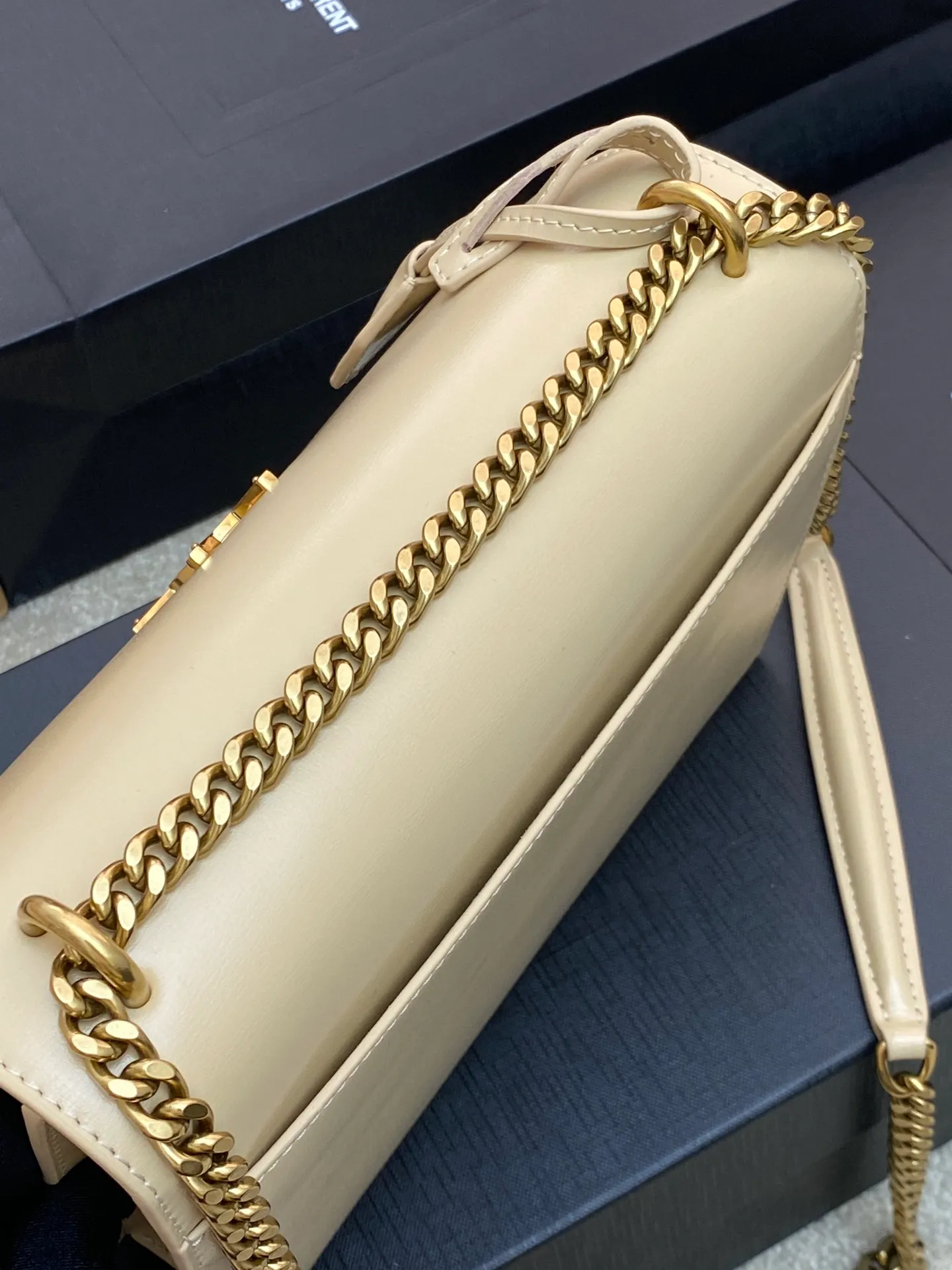 💰1500 Apricot toothpick pattern/gold 🌈𝑺𝒖𝒏𝒔𝒆𝒕 𝟮𝟮𝒄𝒎#Classic luxury toothpick pattern sunset bag original leather version! Friends who like toothpick pattern bags cannot miss this one! High-quality genuine leather, genuine mold-making hardware, pursuing every detail, striving to be infinitely close to genuine 👍20210750 Size: 22x8x16cm Model: 442906 [Original leather]
