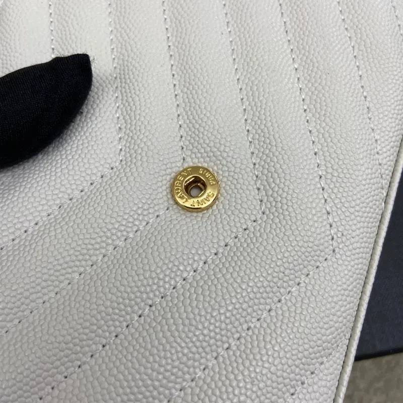 White ball-grained leather/gold buckle 🌈MONOGRAM caviar pattern original leather version envelope bag👍A super practical small bag, the most classic style 👏100% original cowhide with fine handcrafting; customized metal Y family logo highlights personality; flip-top design ensures safety of use; small bag has large capacity, with 20 card slots, two banknote compartments, two central compartments, and an inner zipper bag to hold everything‼ ️20210630 Model: 360452 [original leather] Size: 22.5*14*4cm