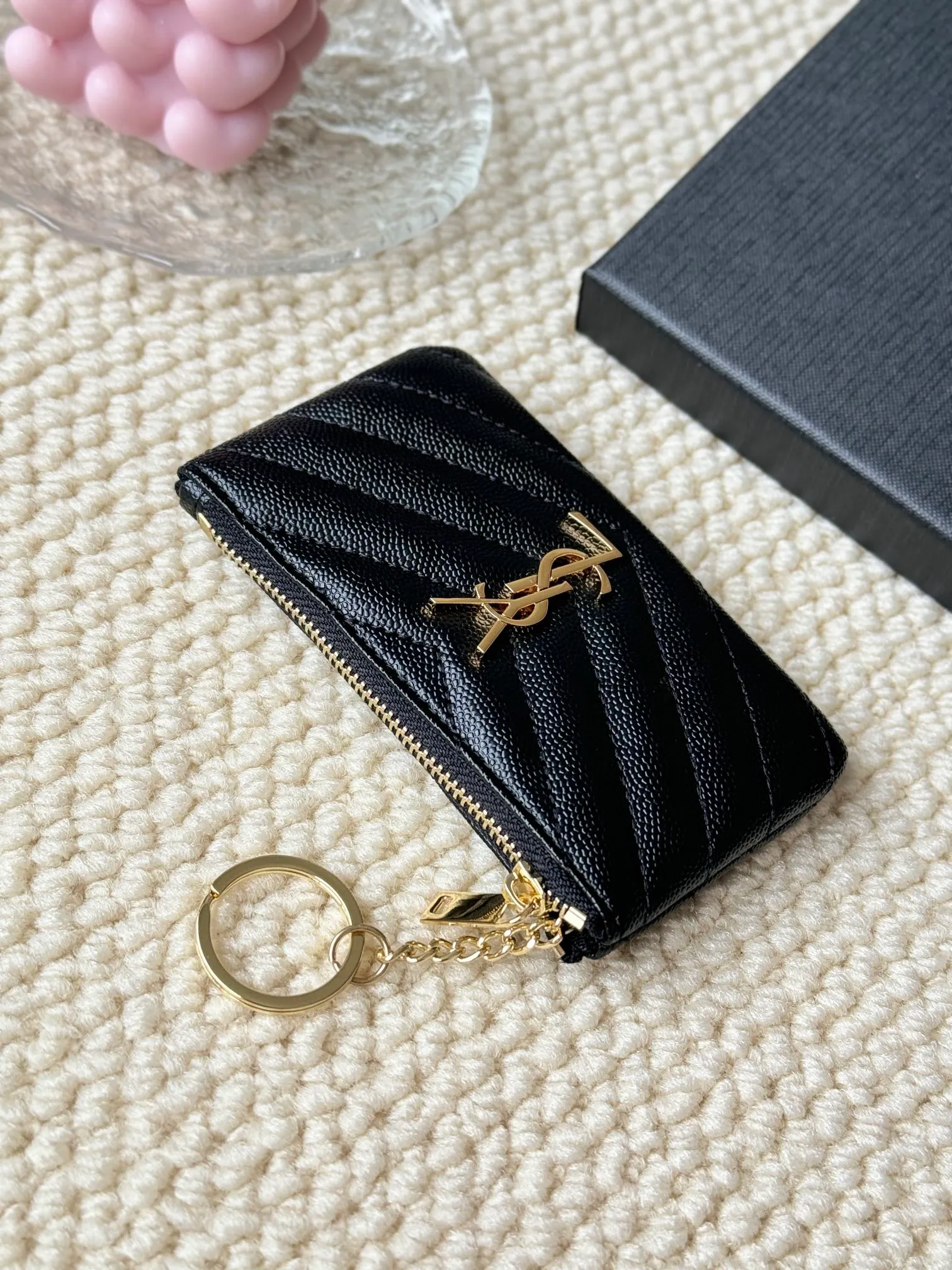 💰140 The first key bag in the ysl series, a V-shaped chain bag, matching key ring, grosgrain lining, and exquisite hardware make this small leather bag particularly good. It can be used as a key bag or coin purse, suitable for men and women. Great for giving as a gift or for personal use! Style number: 438386 Size: 13x7.5x2cm