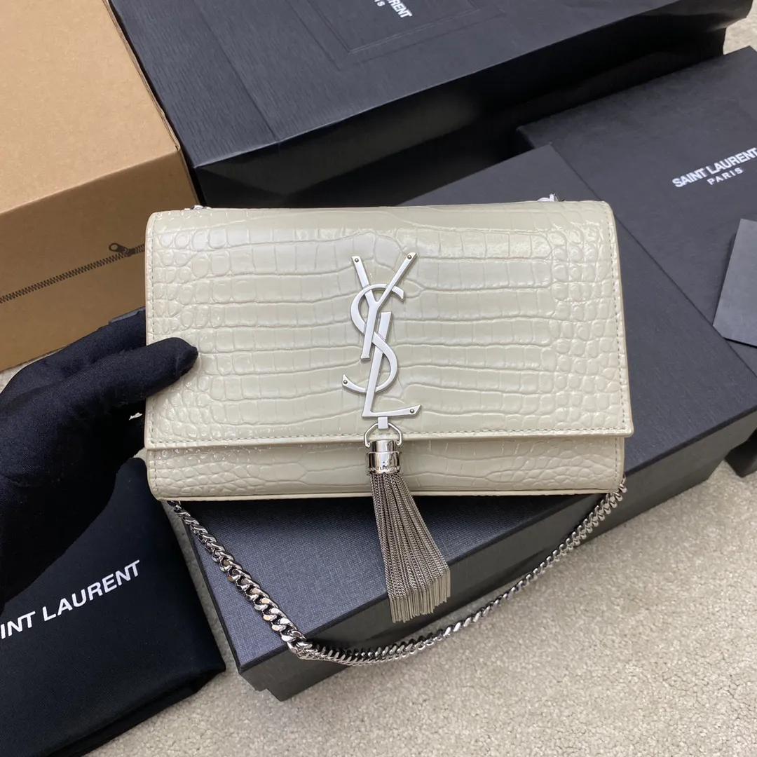💰1260 white crocodile pattern/gold buckle 🌈𝐊𝐚𝐭𝐞 KATE The most classic style and the most practical size 20cm crocodile pattern original leather! The core design of this series is the Y logo. Mr. Yves Saint Laurent invited poster artist Cassandre to design it. The three letters superimposed on each other are simple and avant-garde. High quality crocodile embossed cowhide, wear-resistant and scratch-resistant! Definitely a timeless classic! None of Y’s tassel bags dare to say they are trendy😎20220630 Model: 377628 [original leather] Size: 20x12.5x5cm