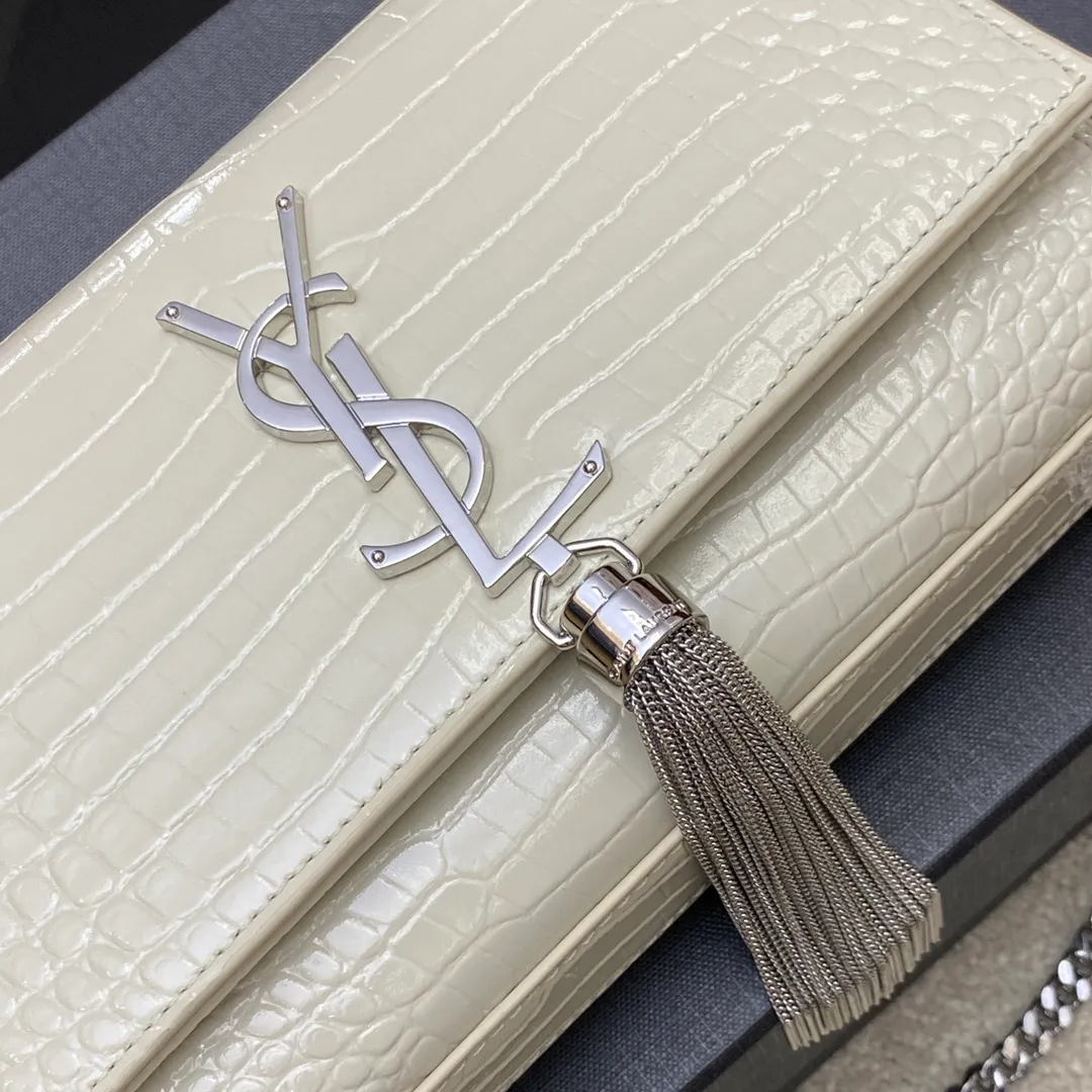 💰1260 white crocodile pattern/gold buckle 🌈𝐊𝐚𝐭𝐞 KATE The most classic style and the most practical size 20cm crocodile pattern original leather! The core design of this series is the Y logo. Mr. Yves Saint Laurent invited poster artist Cassandre to design it. The three letters superimposed on each other are simple and avant-garde. High quality crocodile embossed cowhide, wear-resistant and scratch-resistant! Definitely a timeless classic! None of Y’s tassel bags dare to say they are trendy😎20220630 Model: 377628 [original leather] Size: 20x12.5x5cm
