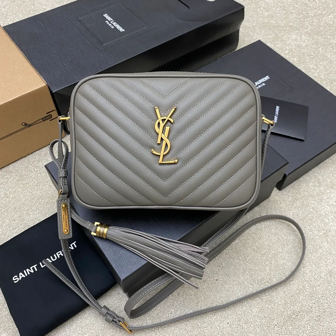 Gray plain leather/gold 🌈The popular Y family LOU BAG camera bag is super lightweight and has an amazing capacity👍original ZP leather‼ ️Delicate and high-end, the leather feels super good👍The simple bag body is embellished with Y’s classic logo, the shoulder straps can be adjusted, and the tassel pendant can be removed, making it lightweight and versatile! 20220680 Model: 505730 [original leather] Size: 23*16*6cm