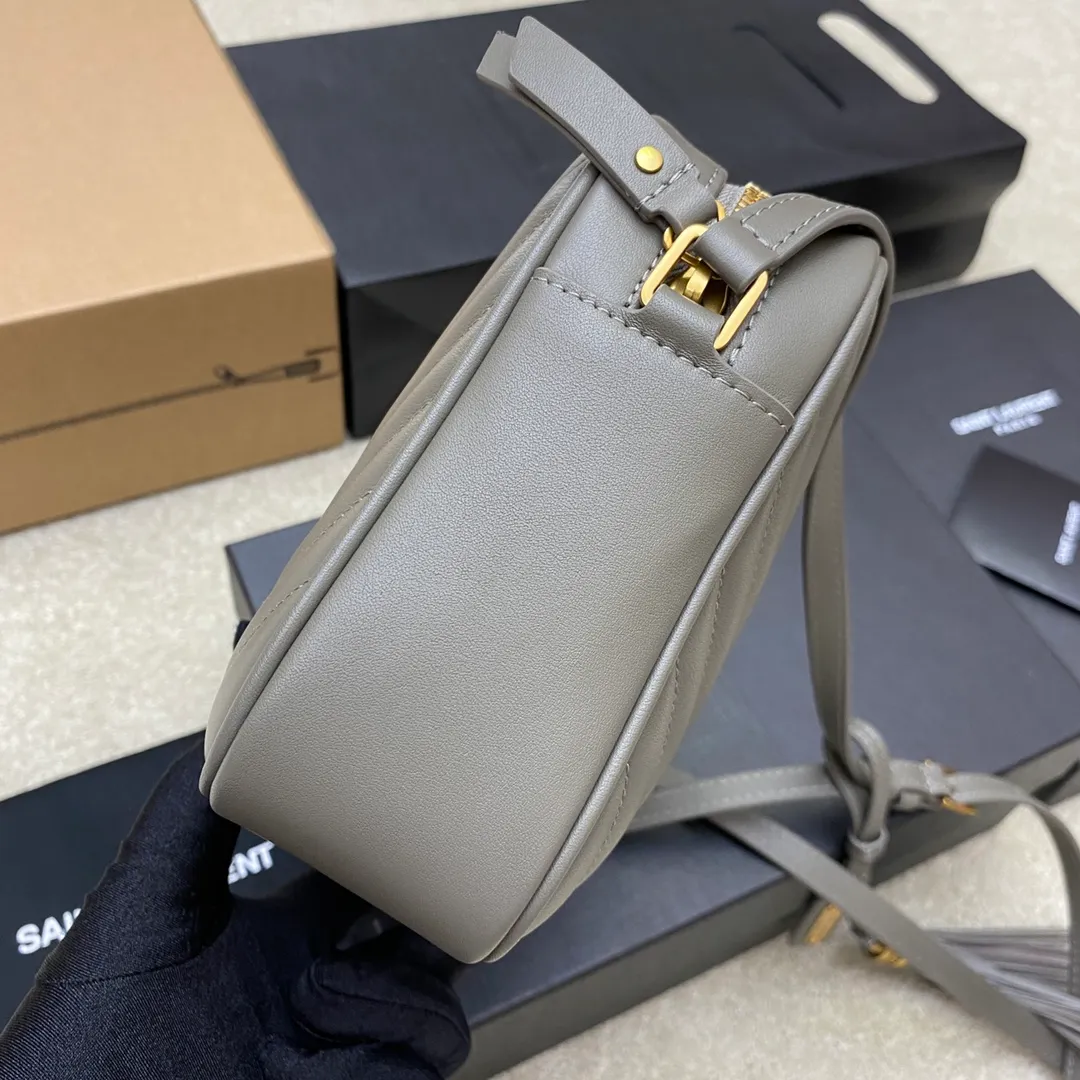 Gray plain leather/gold 🌈The popular Y family LOU BAG camera bag is super lightweight and has an amazing capacity👍original ZP leather‼ ️Delicate and high-end, the leather feels super good👍The simple bag body is embellished with Y’s classic logo, the shoulder straps can be adjusted, and the tassel pendant can be removed, making it lightweight and versatile! 20220680 Model: 505730 [original leather] Size: 23*16*6cm