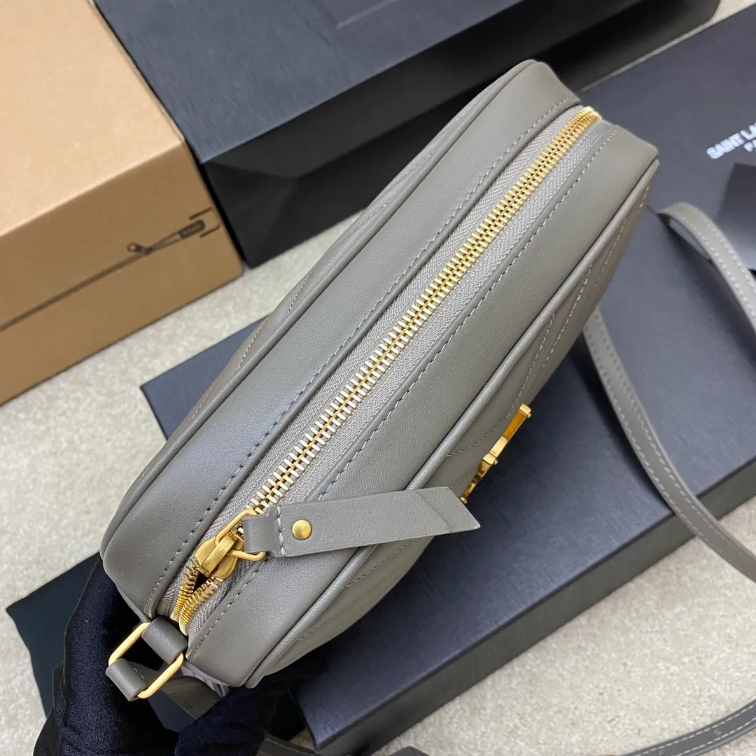 Gray plain leather/gold 🌈The popular Y family LOU BAG camera bag is super lightweight and has an amazing capacity👍original ZP leather‼ ️Delicate and high-end, the leather feels super good👍The simple bag body is embellished with Y’s classic logo, the shoulder straps can be adjusted, and the tassel pendant can be removed, making it lightweight and versatile! 20220680 Model: 505730 [original leather] Size: 23*16*6cm