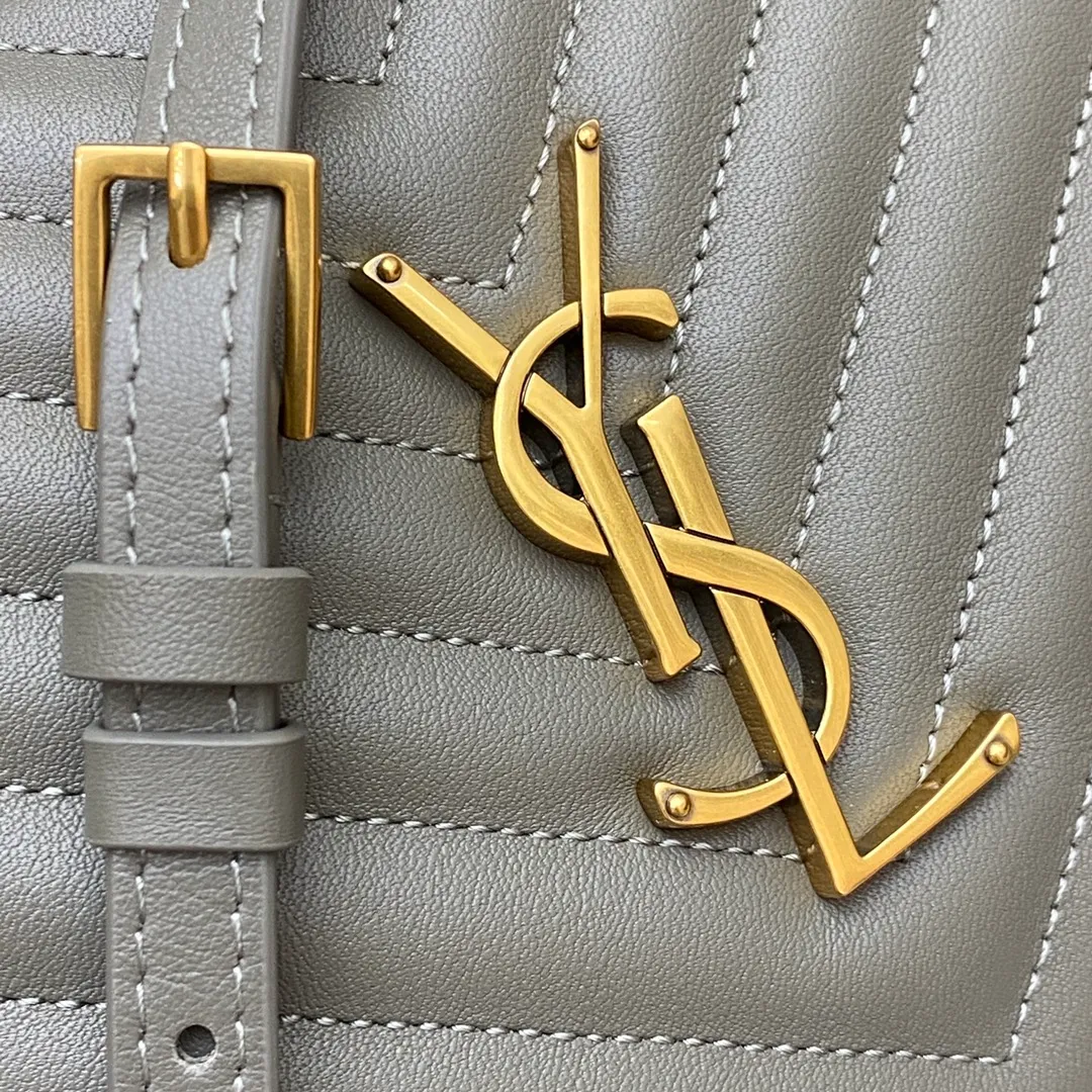 Gray plain leather/gold 🌈The popular Y family LOU BAG camera bag is super lightweight and has an amazing capacity👍original ZP leather‼ ️Delicate and high-end, the leather feels super good👍The simple bag body is embellished with Y’s classic logo, the shoulder straps can be adjusted, and the tassel pendant can be removed, making it lightweight and versatile! 20220680 Model: 505730 [original leather] Size: 23*16*6cm