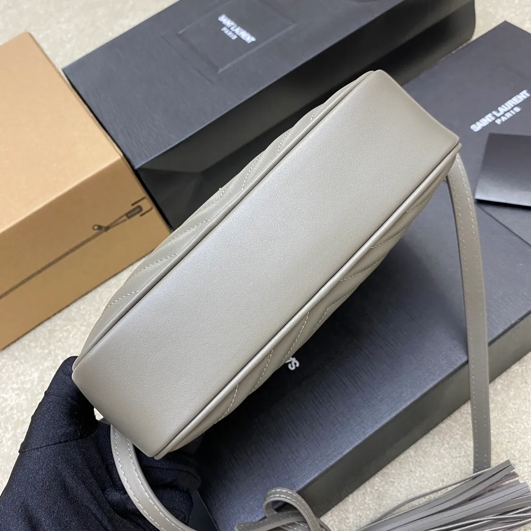 Gray plain leather/gold 🌈The popular Y family LOU BAG camera bag is super lightweight and has an amazing capacity👍original ZP leather‼ ️Delicate and high-end, the leather feels super good👍The simple bag body is embellished with Y’s classic logo, the shoulder straps can be adjusted, and the tassel pendant can be removed, making it lightweight and versatile! 20220680 Model: 505730 [original leather] Size: 23*16*6cm