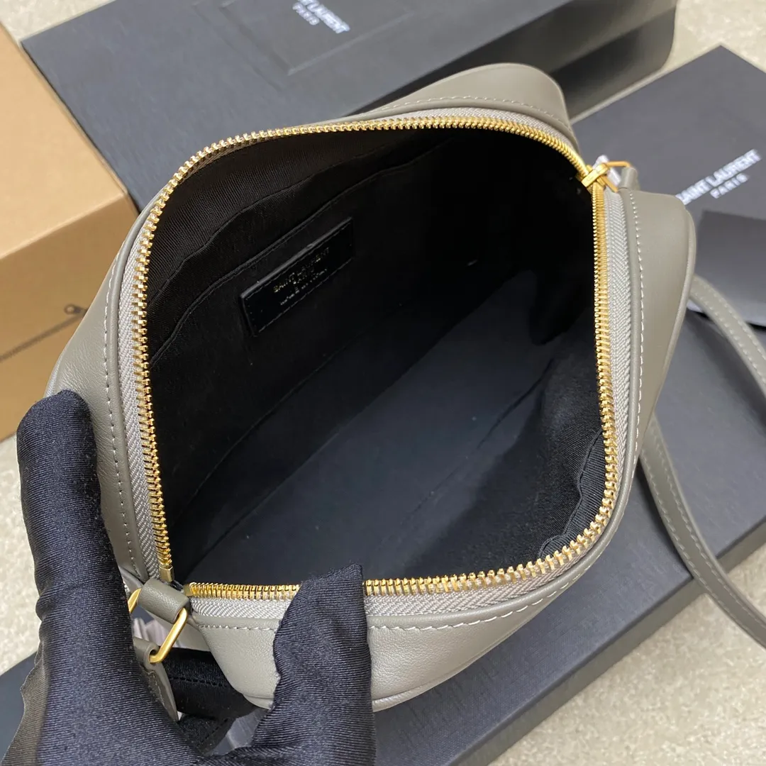 Gray plain leather/gold 🌈The popular Y family LOU BAG camera bag is super lightweight and has an amazing capacity👍original ZP leather‼ ️Delicate and high-end, the leather feels super good👍The simple bag body is embellished with Y’s classic logo, the shoulder straps can be adjusted, and the tassel pendant can be removed, making it lightweight and versatile! 20220680 Model: 505730 [original leather] Size: 23*16*6cm