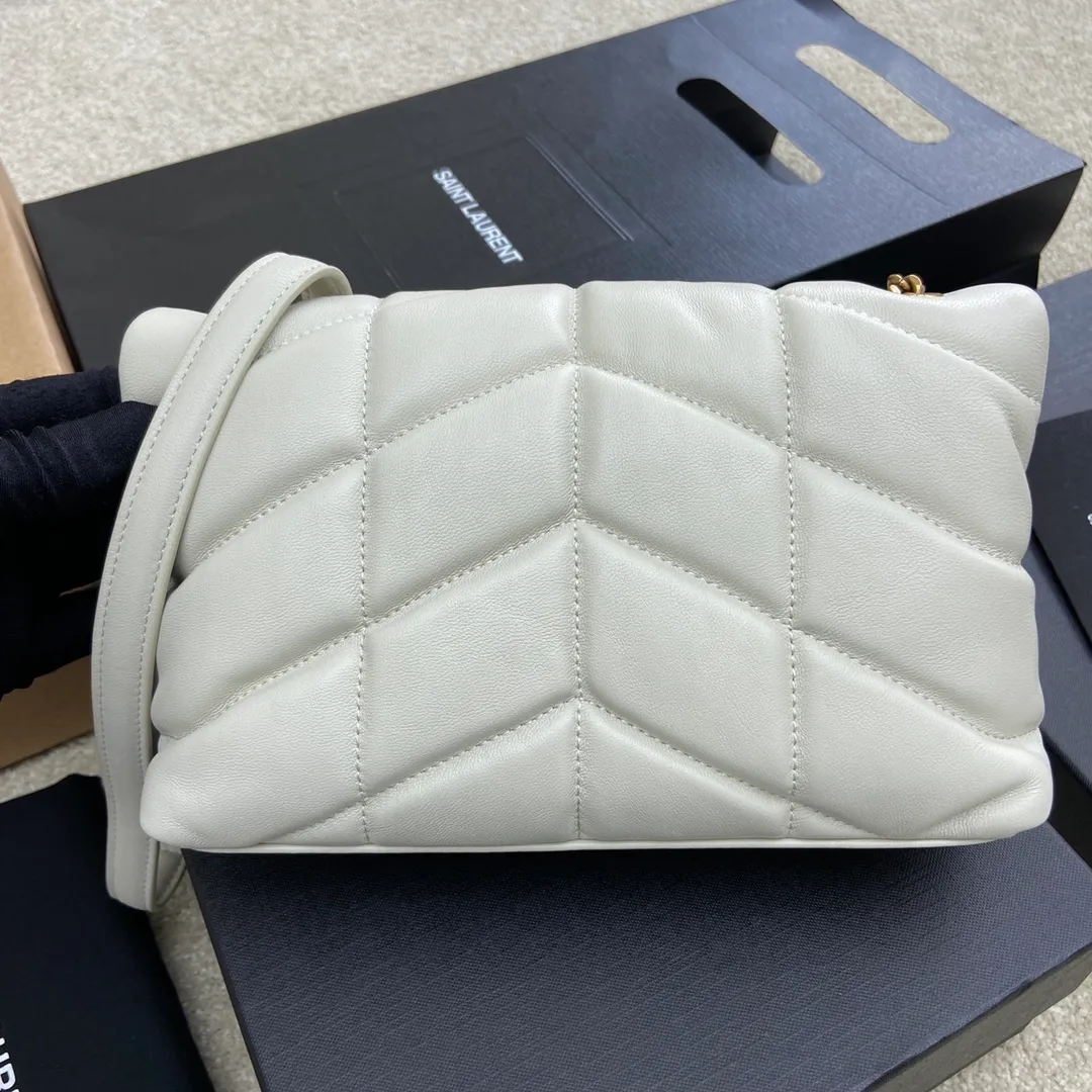 White sheepskin/antique gold hardware 🌈Super popular LOULOU PUFFER small quilted lambskin bag🐏 Made of original genuine leather, soft and delicate to the touch. The bag has an inner zipper pocket for mobile phones and valuables, and a card slot for cards. In addition, there are no extra inner pockets, small and exquisite 👍20210700 Size: 23*15.5*5.8cm Model: 620333 [original leather]