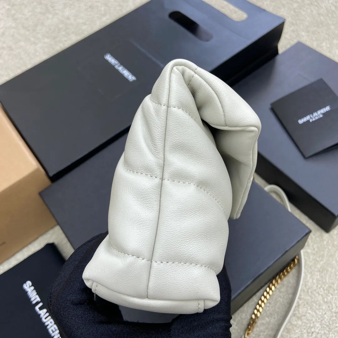 White sheepskin/antique gold hardware 🌈Super popular LOULOU PUFFER small quilted lambskin bag🐏 Made of original genuine leather, soft and delicate to the touch. The bag has an inner zipper pocket for mobile phones and valuables, and a card slot for cards. In addition, there are no extra inner pockets, small and exquisite 👍20210700 Size: 23*15.5*5.8cm Model: 620333 [original leather]