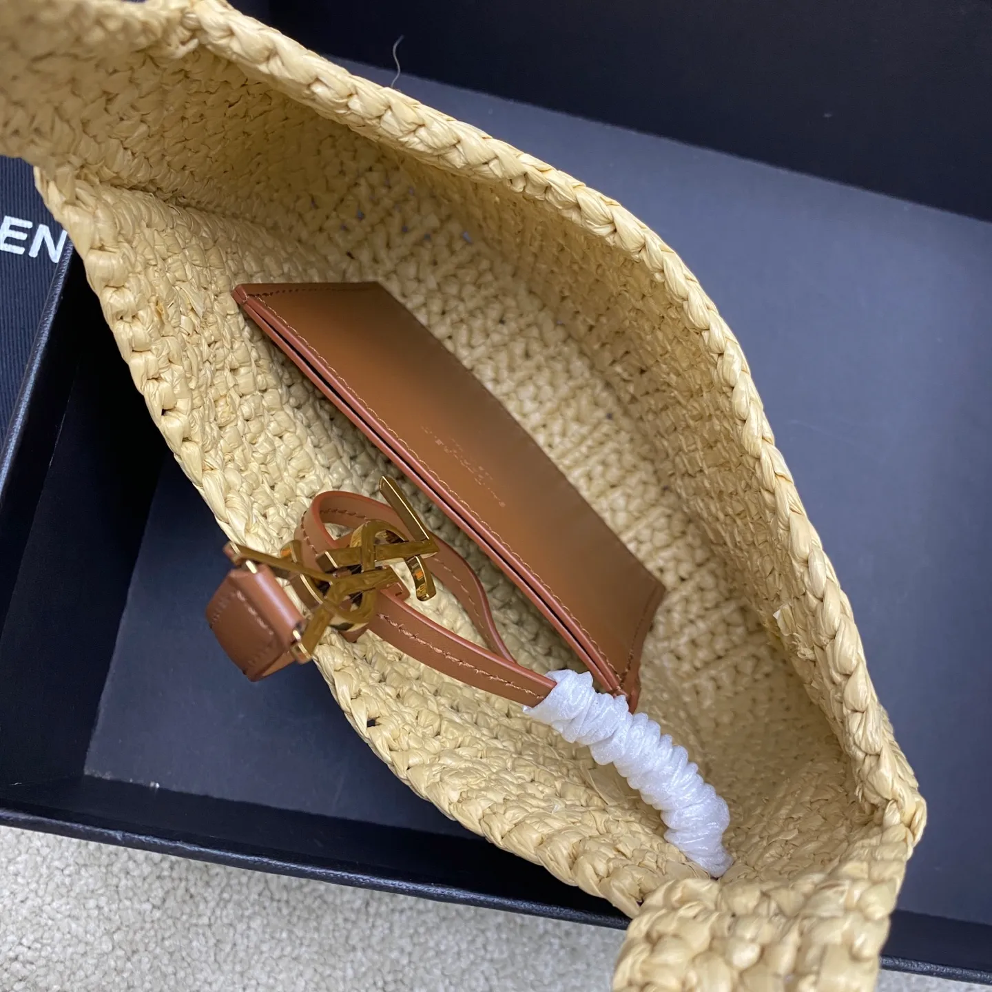 Apricot woven/antique gold 🌈LE 5 À 7 armpit woven bag is here~ The minimalist shape and logo are simple, beautiful and high-end! Full of artistic atmosphere. The opening and closing is a half-open buckle design. The raffia weave is very solid, super textured, and has a French lazy style. You can’t go wrong with it for daily wear with personal clothes. Paired with a card coin holder, it feels fresh and very nice to hold things at the same time👑20250630 Model: 710318 [original leather] Size: 19x11.5x4.5cm