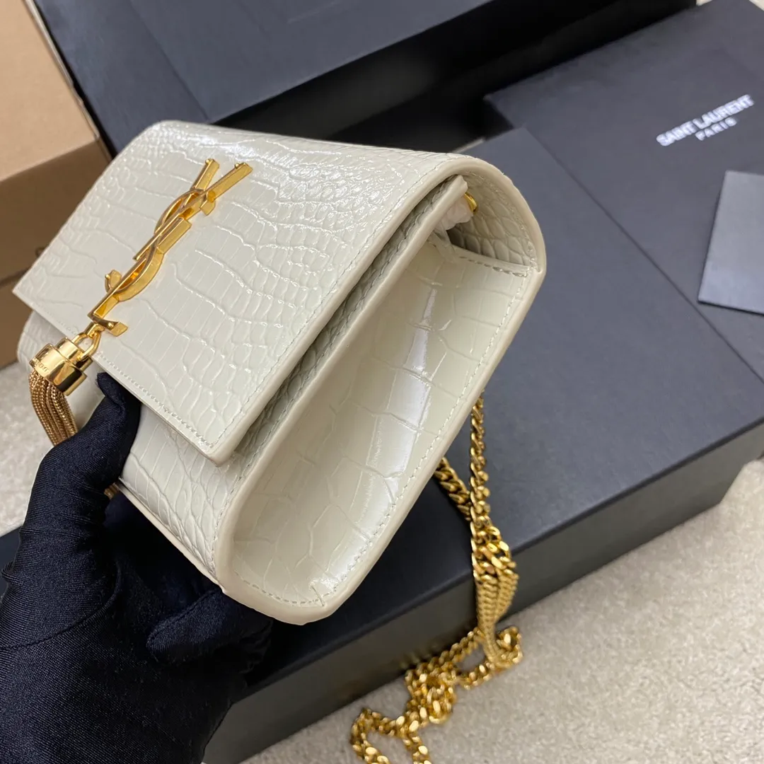 White crocodile pattern/gold buckle 🌈𝐊𝐚𝐭𝐞 20𝐜𝐦# KATE The most classic style and the most practical size 20cm crocodile pattern original leather! The core design of this series is the Y logo. Mr. Yves Saint Laurent invited poster artist Cassandre to design it. The three letters superimposed on each other are simple and avant-garde. High quality crocodile embossed cowhide, wear-resistant and scratch-resistant! Definitely a timeless classic! None of Y’s tassel bags would dare to call themselves fashionable😎 Model: 377628 Size: 20x12.5x5cm
