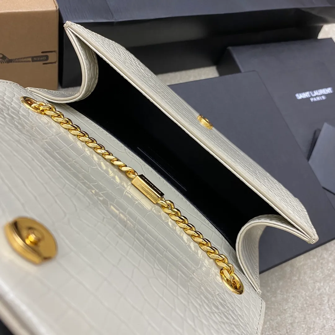 White crocodile pattern/gold buckle 🌈𝐊𝐚𝐭𝐞 20𝐜𝐦# KATE The most classic style and the most practical size 20cm crocodile pattern original leather! The core design of this series is the Y logo. Mr. Yves Saint Laurent invited poster artist Cassandre to design it. The three letters superimposed on each other are simple and avant-garde. High quality crocodile embossed cowhide, wear-resistant and scratch-resistant! Definitely a timeless classic! None of Y’s tassel bags would dare to call themselves fashionable😎 Model: 377628 Size: 20x12.5x5cm