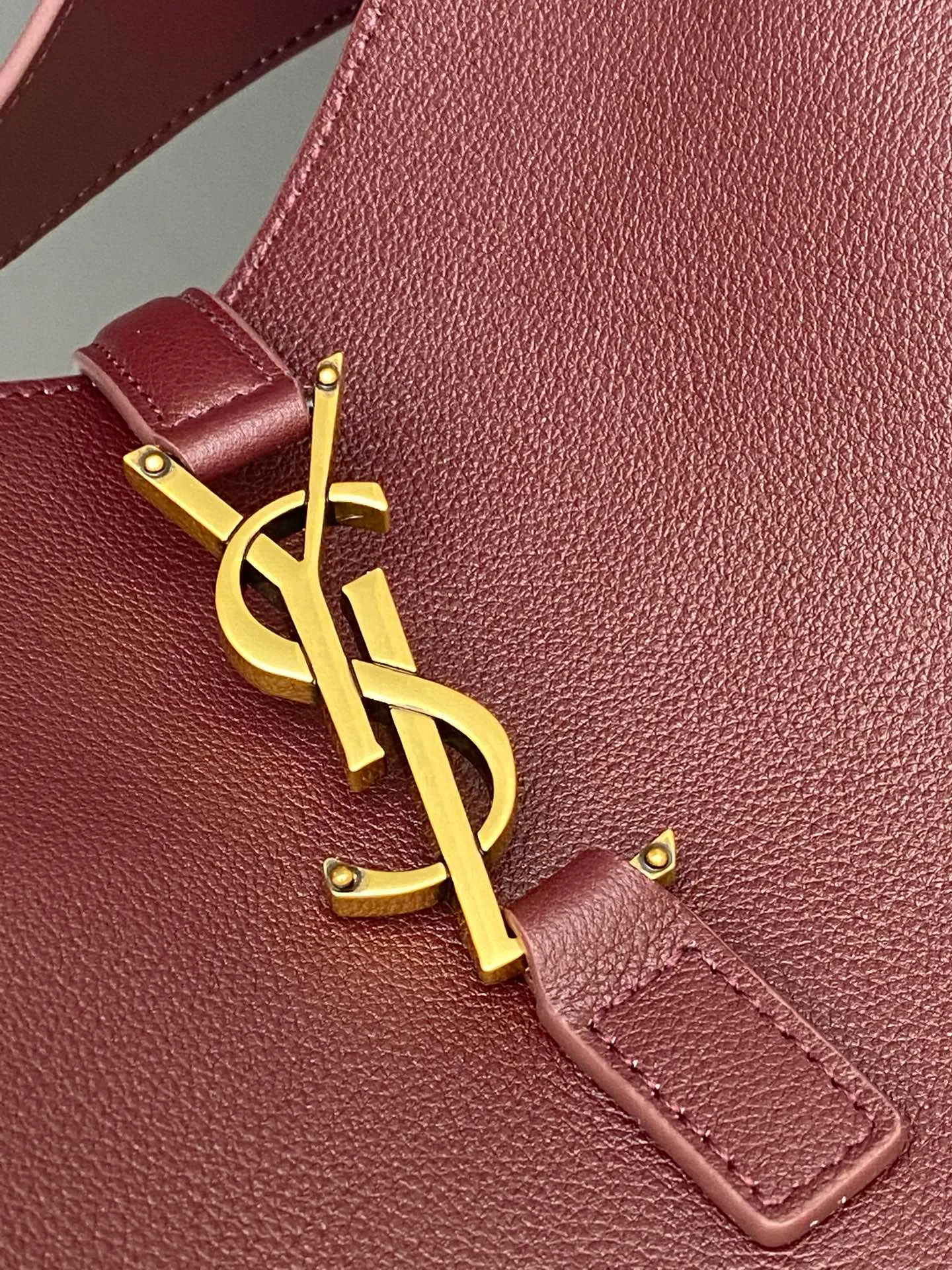 💰1900 Maroon plain/antique gold 🌈LE5A7 large smooth leather soft handbag, the same style as the Korean star Hobo!! The underarm bag that is so popular this year is late but it is here! ! The outline of the bag is simple and three-dimensional, and it looks stiff but not too sharp. Paired with the brand's iconic plug-in buckle, the overall look gives it a unique temperament that is both classic and elegant, yet also fashionable and modern. 20230950 Model: 753837 [original leather] Size: 30x31x13cm