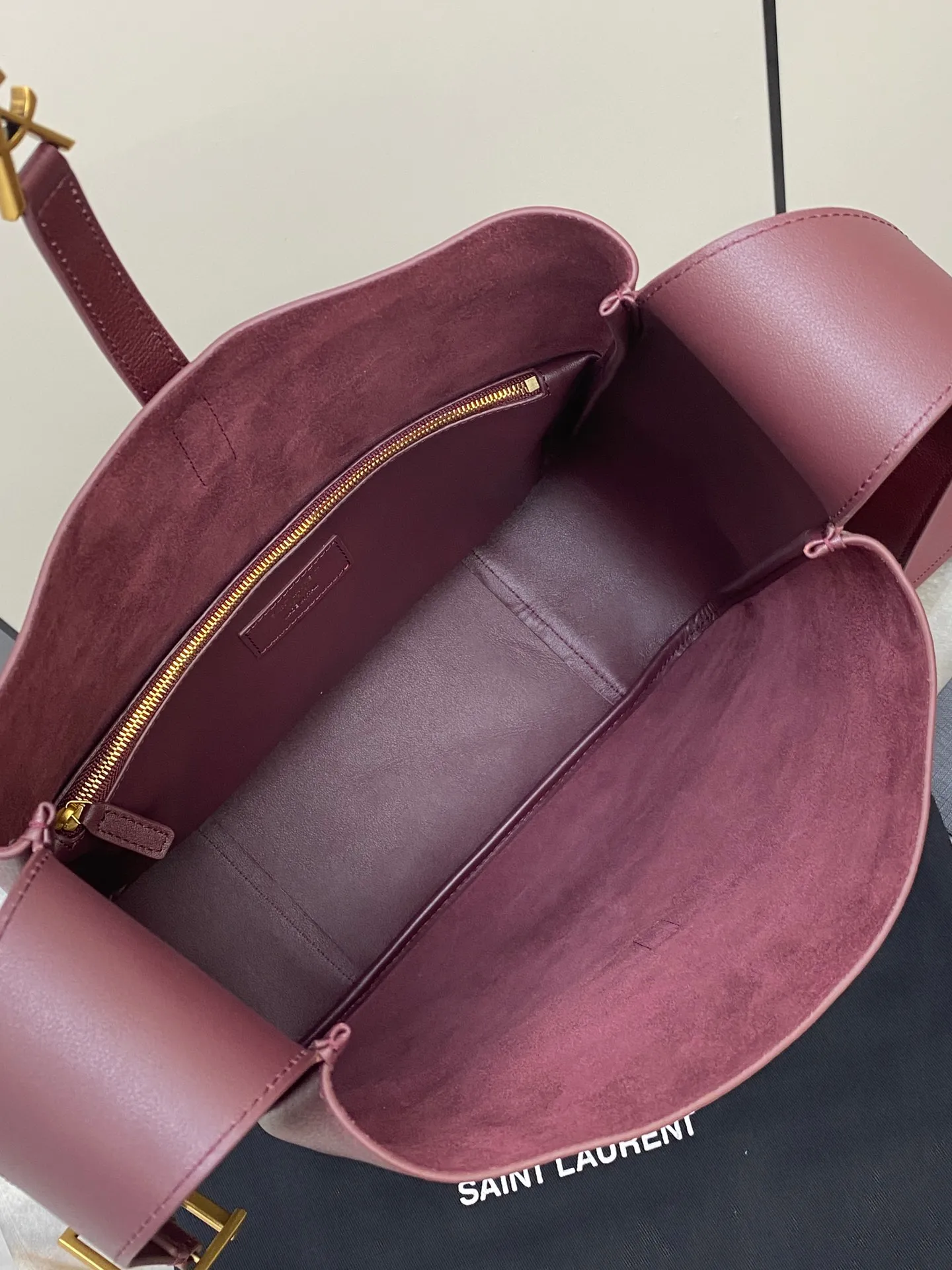 💰1900 Maroon plain/antique gold 🌈LE5A7 large smooth leather soft handbag, the same style as the Korean star Hobo!! The underarm bag that is so popular this year is late but it is here! ! The outline of the bag is simple and three-dimensional, and it looks stiff but not too sharp. Paired with the brand's iconic plug-in buckle, the overall look gives it a unique temperament that is both classic and elegant, yet also fashionable and modern. 20230950 Model: 753837 [original leather] Size: 30x31x13cm